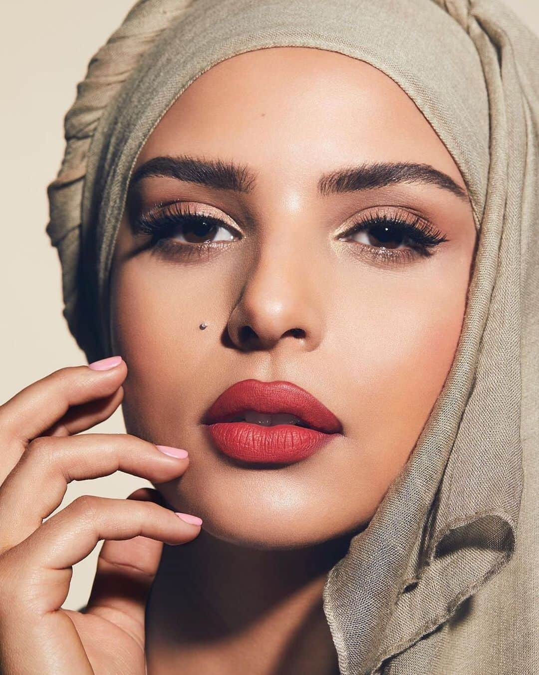 パット・マグラスさんのインスタグラム写真 - (パット・マグラスInstagram)「STUNNED by @shiemanasif ravishing pout, starring Mother's #MatteTrance Lipstick in 'FORBIDDEN LOVE' ⚡⚡⚡ THANK YOU for this gorg picture, love! Xx- Pat」8月2日 23時43分 - patmcgrathreal