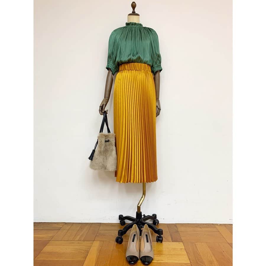 TIARAさんのインスタグラム写真 - (TIARAInstagram)「サテンロングプリーツスカート 入荷したばかりの8月の新作のご紹介です！ ・ メタリックな光沢で存在感抜群のプリーツスカート。 歩くたびに艶めくサテン素材のプリーツが とてもエレガントでアイコニック。 意外と合わせやすく普段使いにぴったりです。 おすすめコーディネートをご紹介！ ・ ✔︎2枚目 同色展開のニットを合わせたワントーンコーデ。 デートや女子会にもおすすめ✨ knit ¥14.000+tax ・ ✔︎3枚目 #ヴィンテージサテン のギャザーブラウスを合わせた ラグジュアリーなおでかけコーデ。 ちょっとしたおよばれシーンにも。 blouse ¥15.000+tax ・ ✔︎4枚目 ビビッドなマスタードオレンジに合わせるのは #ヴィンテージサテン ブラウスのグリーン。 反対色の組み合わせにはベージュの小物で統一感を。 写真映えもバッチリ👌 blouse ¥14.000+tax ・ ✔︎5枚目 ロゴTシャツとレオパード柄バッグで合わせた カジュアルな #休日コーデ  ワントーンで合わせればカジュアルコーデも大人見え！ pull-over ※8月中旬入荷予定 ・ お気に入りのコーディネートは見つかりましたか？ 是非お近くのティアラでご覧くださいませ。 ・ ・ #tiara #tiaramelrose #ティアラ #着回しコーデ #サテンプリーツスカート #光沢スカート #きれいめファッション #きれいめコーデ #上品コーデ #おでかけコーデ #きちんとコーデ #お仕事コーデ #華やかコーデ」8月2日 23時44分 - tiara_melrose