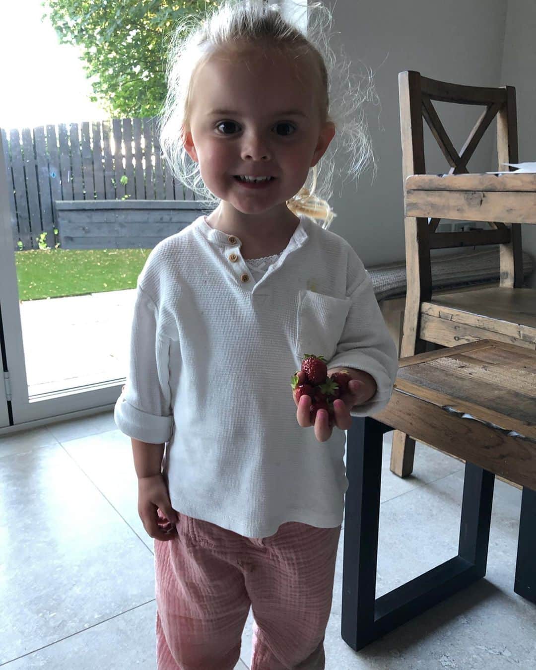 カル・クラッチローのインスタグラム：「Happy 3rd birthday to our beautiful daughter Willow ! We are so proud of her everyday and feel the luckiest parents alive. We love you so much ❤️ x」