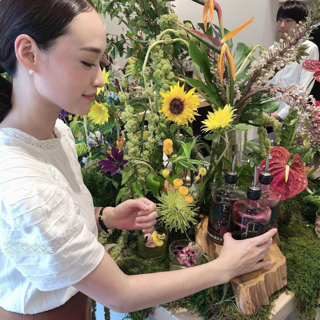 田中マヤさんのインスタグラム写真 - (田中マヤInstagram)「#飲む植物園 @tokyosaryo へ 店内は、まさに植物園！ 摘み取った、エディブルフラワーやハーブを涼しげな冷茶に入れ オリジナルドリンク🥤にする 体験型アートイベント✨ ・ 4日までの限定開催みたいです✨ お花の種類も変わったり、 夜には、ライトアップもされ ドラマティックな雰囲気になるそうです😌✨ ・ #エディブルフラワー #無農薬 #無農薬エディブルフラワー #体験型アート #東京茶寮 #冷茶 #三軒茶屋 #instalove #japan #flower #beauty #instabeauty #edibleflowers #japanesetea #셀스타그램 #셀피 #셀카 #일상 #데일리 #뷰티 #미용 #좋아요 #꽃 #차」8月2日 23時49分 - tanakamaya__official