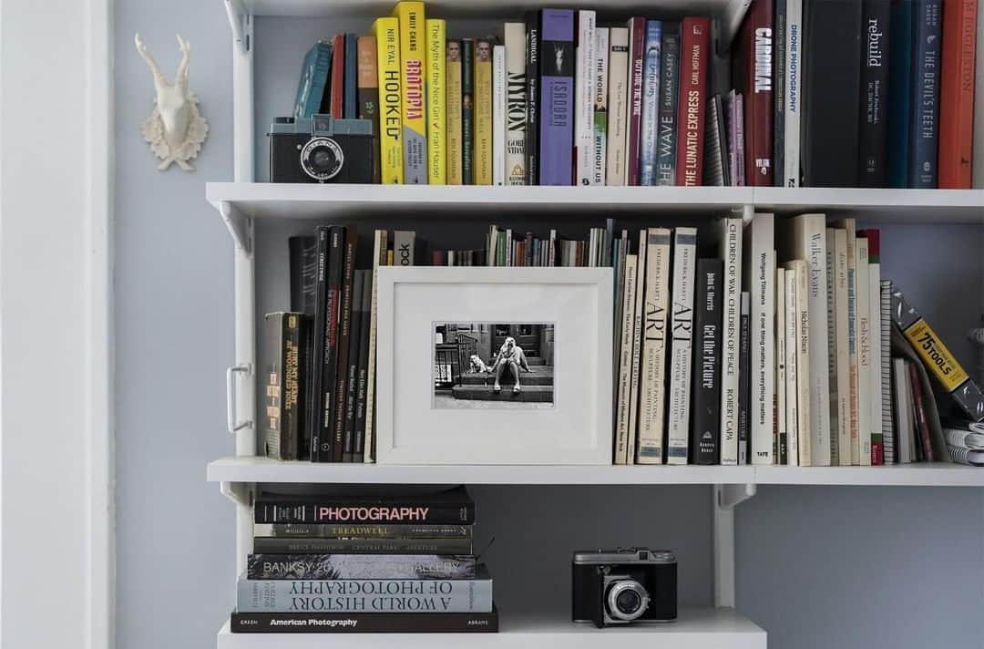 HP（ヒューレット・パッカード）のインスタグラム：「On Instagram, we’re all photographers. But if you don’t know your “verso” from your “recto,” we’ve got you covered: Everything you need to know to start a collection of professional photo prints that you’ll love to own and display 📷 🎞️: [link in bio] #photography #photos #art #shelfie」
