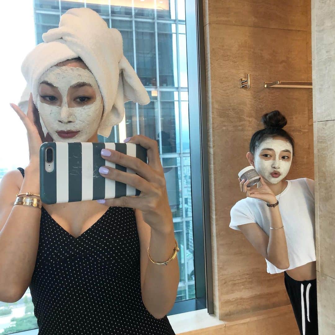 ピョン･ジョンスさんのインスタグラム写真 - (ピョン･ジョンスInstagram)「좋아서 미친거요 ㅋㅋㅋ  #0914 지하매장에서 #mm6 입고 한바퀴돌기!  어제오픈했는데 절 믿고 같이 이뻐지기로 결심한 멋진 언니들!! 제가 선물드릴께요 ㅋㅋ  믿고따라와요  A가 #가장좋아하는 #가장현명한세트 #이륙세럼 #탄력크림 #볼륨팩 #불링자처크림#꽃잎한통팩 #쿠키엔크림팩 다가져요!!🤣 오늘도 10명세럼 뽑아요👄 #엠퀴리 #hoyatoyashop 사이트로 달려가세요」8月2日 23時51分 - hoyatoya