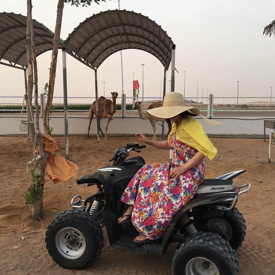 珠久美穂子さんのインスタグラム写真 - (珠久美穂子Instagram)「車酔いするくらい ドライブ技術の高い 運転手さん😭  最初はきゃーきゃー楽しんでましたが 途中から無言に…  久しぶりにダウン😭 酔った人が休める部屋に 連れていかれました笑💦  砂漠でデザートサファリ！ 参加される方は 後ろの席には乗らないように。 めっちゃ揺れるよ😭  #dubai  #dubai🇦🇪 #holiday #ドバイ  #ドバイ旅行  #ドバイ女子旅  #دبي#砂漠 #デザートサファリ」8月2日 23時51分 - shukumihoko