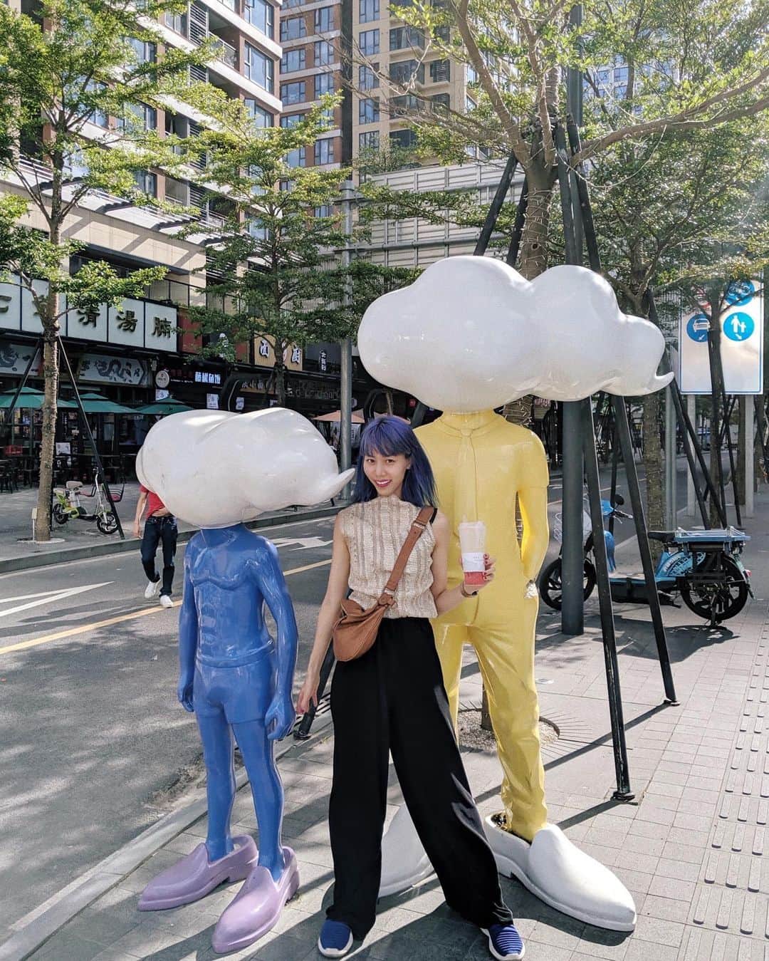 草野絵美のインスタグラム：「Stay hydrated 🥵 🌥☁ みなさん熱中症に気をつけて☀️ 片手には次のタピオカチーズティー。謎に日本語のお店の名前は「奈良の雪」でした☃️ #tb」