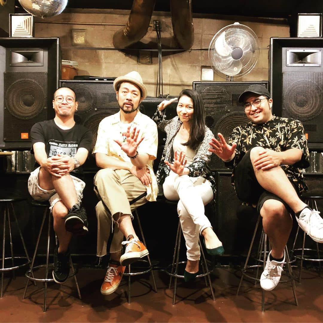 SWING-O a.k.a. 45さんのインスタグラム写真 - (SWING-O a.k.a. 45Instagram)「なわけで明日はこちら！！ SWING-Oスペシャルトリオ feat. @phunkykelpie なRnBな夜です！！渋谷の深夜をSoulに楽しみたい方は是非是非お越しくださいませ✋✋✋ #kelpieのアナログになったアレもやるよ #最近のRnBもやるよ #1人元ラグビー部 ✋✋✋ 2015年より偶数月第一土曜日に開催している、音楽、グラフィック、ダンス、MC、ライブ...、新旧問わず自分たちのグルーヴを掘り続ける本物のメンバーでお届けするブラックミュージックパーティー『The Thing』  今回は、毎年の8月に開催される【Summer Edition】と題し、スペシャルなコンテンツをお届けいたします！  今回お届けするスペシャルなセットは、以前にもお迎えし、フロアを最高の熱気に包み込んだシンガー：Kelpieを迎えて "夏のR&B medley set" をお届け致します！  ホストバンドには、いつもは45trioとして参加してくれているキーボーディスト：SWING-Oが今回に向けて編成したSWING-O special band（SWING-O (key) / 土本浩司 (ba) / 久保正彦 (dr)）として登場、Kelpieとのコラボレーションで魅せる、極上の歌モノセットをお届け致します！  以前のライブ録音をsoundcloudにて公開しているので、こちらもぜひチェックしてやってください！！！ https://soundcloud.com/thething_family/201602-45trio  毎回刺激的な空間になるThe Thing。 偶数月第一土曜日の渋谷FAMILYは見逃し厳禁！ 是非ともお立ち寄り下さい！ ////////////////////////// 8/3 (sat)： 【The Thing - Diggin' The Groove】 Summer Edition  At：Club bar Family Genre：Hip Hop & All Black Music Door：2000yen (1D) W/Flyer：1500yen (1D) Open：23:00 ■ Special Band Set：SWING-O special band feat.Kelpie 　SWING-O (key) / 土本浩司 (ba) / 久保正彦 (dr) ■ Dj : ROCK-Tee / Ryow a.k.a. Smooth Current / MINOYAMA 　KEN5 & U★Sei ( from MEATERS ) / DIG-IT ( from MEATERS ) / SGURU 　DAHISHI / SWING-O / TKYM ■ Live Paint : KIO (Optimystik)」8月2日 23時57分 - swingo45