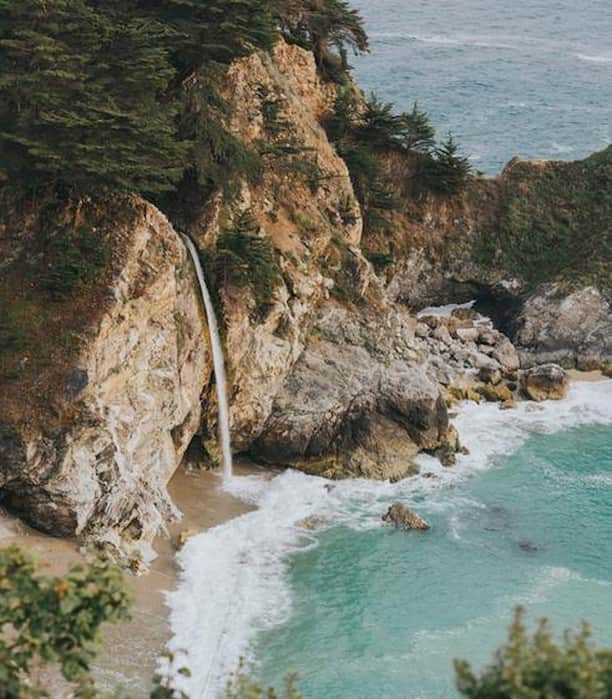 Visit The USAさんのインスタグラム写真 - (Visit The USAInstagram)「The California Coast never ceases to amaze! The overlook trail at McWay Falls in Big Sur is a must-do. The waterfall drops 80 feet onto a pristine, secluded beach and is truly a surreal sight. #VisitTheUSA Follow #UnitedStories as we spend the year collecting unique stories from across the country with our mobile content creation labs.」8月3日 0時00分 - visittheusa