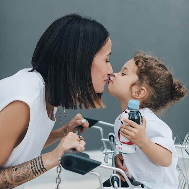 evianさんのインスタグラム写真 - (evianInstagram)「Live young has no age!  Thank you  @alexandraguerain and Tyhoa for the cutest mum and daughter pic 💫 #evian #Liveyoung #Stayhydrated」8月3日 0時00分 - evianwater