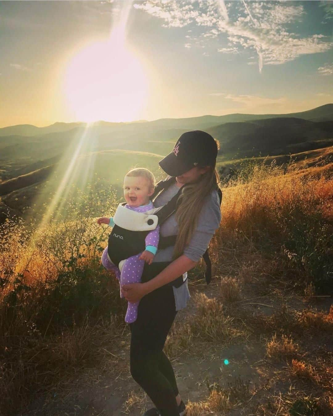 nunaさんのインスタグラム写真 - (nunaInstagram)「Start off your August right by getting out and  exploring with baby in our CUDL™! PC: @lyndsrosen *CUDL shown in Caviar  https://www.nunababy.com/cudl  #Nuna #Nuna_US #NunaCUDL #NunaCarrier #CUDLwithme #babywearing #babycarrier #keepthemclose #carrythem #babywearinglove #hiking #Hikingwithbaby」8月3日 0時00分 - nuna_usa