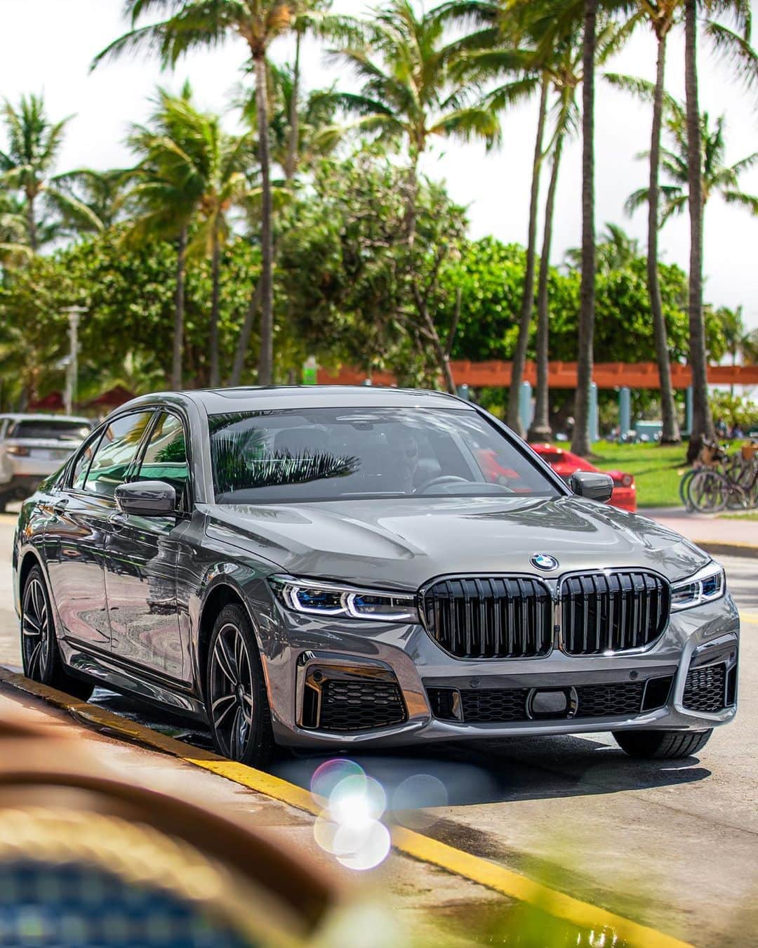 BMWのインスタグラム：「21st century's gentleman. The BMW 7 Series. #THE7 #BMW #7Series @_christopher_list_」