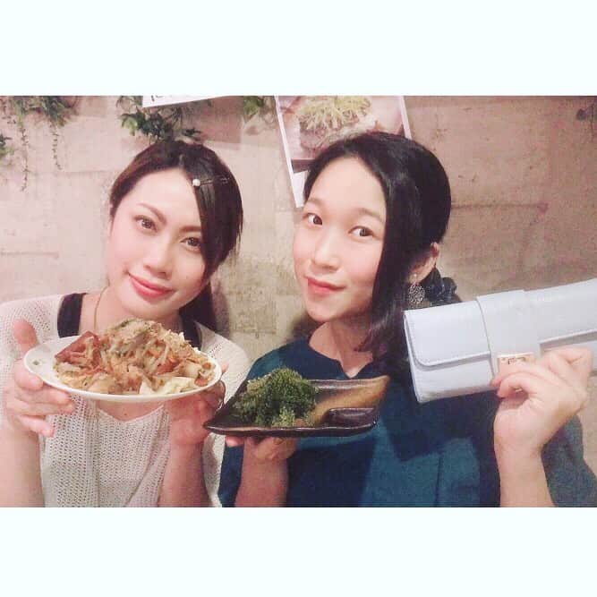 世手子さんのインスタグラム写真 - (世手子Instagram)「I went to the Okinawa restaurant with my new wallet(*´-`) Phu Chanpuru and Sea Grapes（＾ν＾） The blue wallet imaged the sea🐟🐬🐠🐳✨ Everyone,great comments thanks(ृ˙꒳˙ ृ༊༅͙̥̇⁺೨*˚· @shimaniku へ @kei__guitar2019 氏と行ってきた( ﹡･ᴗ･ )b @queen.lupis の青いお財布でルンルンお出かけっっ #ルピス の新しい財布で #沖縄料理 ヾ(๑ㆁᗜㆁ๑)ﾉ" #ウォレット：#ルピス @queen.lupis (oth0013) 海を感じる(๑ˇεˇ๑)•*¨*•.¸¸♪ #しまにく で #海ぶどう ともずく食べたよー✧( ु•⌄• )◞◟( •⌄• ू )✧ 焼きしゃぶも美味しかった( ⸝⸝⸝¯ ¯⸝⸝⸝ )♡ カーリーフライとソーキもおいてたよ(๑•ω•๑)♡ 気分は沖縄っっ 楽しかった₍₍◡( ╹◡╹ )◡₎₎ クーポンあるよ＼('ω' )／ 私の投稿を見たと言うと本日のお肉一皿サービスしてくれるみたいです≡┗( ^o^)┛≡┏( ^o^)┓≡┗( ^o^)┛*ଘ(੭*◕ฺω◕ฺ)੭*ੈ 新宿 焼肉しまにくで検索してね! Casting by @woomy.restaurant  #イヤリング：#ルピス @queen.lupis (k144) #ウォレット：#ルピス @queen.lupis (oth0013)」8月3日 0時01分 - rojide
