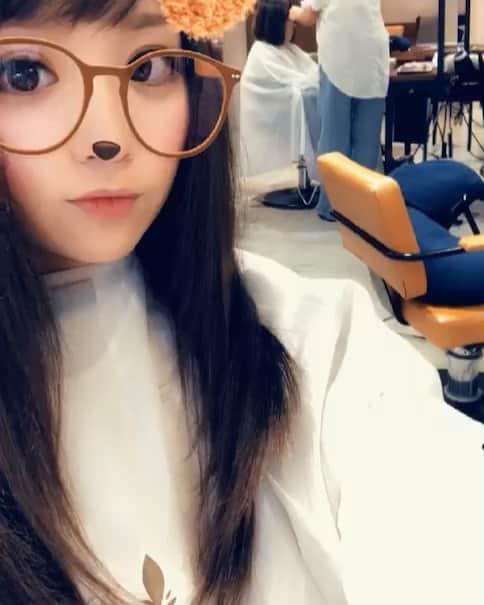 河瀬鮎美のインスタグラム：「いつものふーまくんとこへ💇‍♀️✨ スナップチャットで盛ったら「お、すげっ✨」て感動してた😂🤚✨笑 2個目の動画はノーアプリでこれ🥺💗💗サラサラ〜🥺💕 本当にコンプレックスだった髪質が、どんどん改善されていくのを実感してるから感謝してる🥳  #美容院#カラー#トリートメント#透け感カラー #髪#サラサラ#スナップチャット#アプリ#ノーアプリ#髪質#改善」