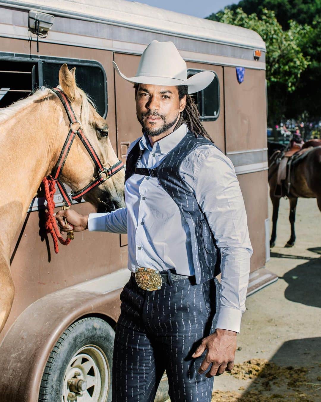 GQさんのインスタグラム写真 - (GQInstagram)「Every year, the Bill Pickett Invitational Rodeo travels the country, celebrating the legacy of the black cowboy. We may have brought the Western-inspired fashion to the tour's Oakland stop, but these cowboys and cowgirls brought the style. Link in bio for all the photos. 🐎🐎(📸@alexwelshphoto, styled by @alexanderjulian)」8月3日 0時03分 - gq