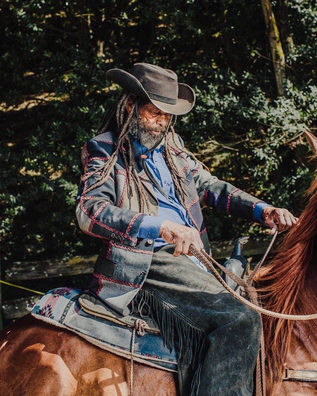 GQさんのインスタグラム写真 - (GQInstagram)「Every year, the Bill Pickett Invitational Rodeo travels the country, celebrating the legacy of the black cowboy. We may have brought the Western-inspired fashion to the tour's Oakland stop, but these cowboys and cowgirls brought the style. Link in bio for all the photos. 🐎🐎(📸@alexwelshphoto, styled by @alexanderjulian)」8月3日 0時03分 - gq