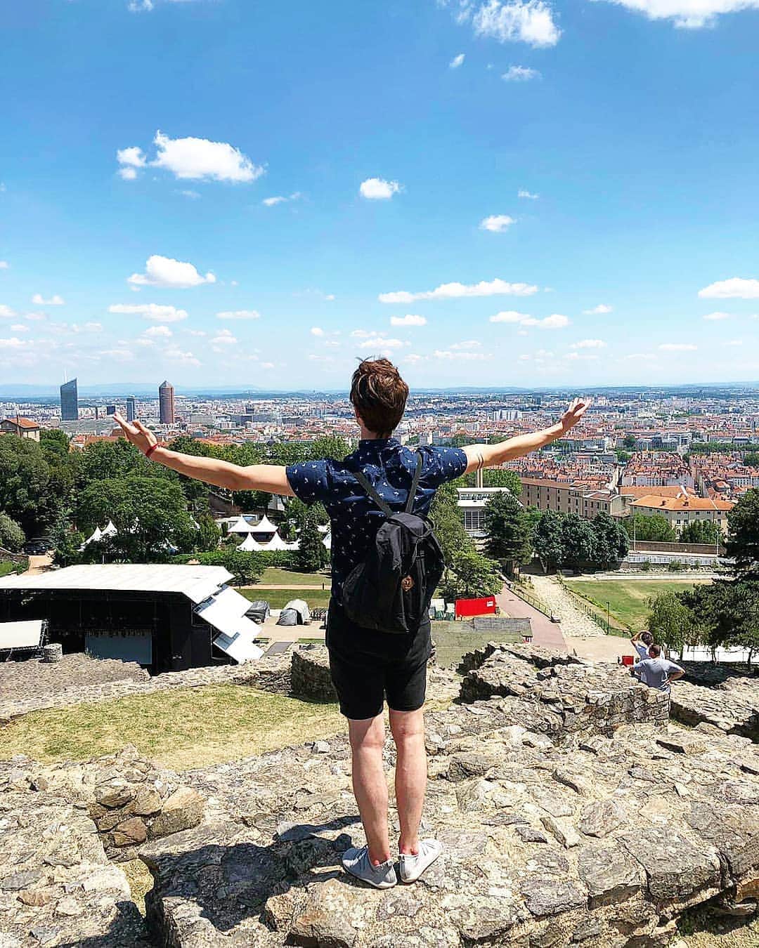 Jussiville JV Partanenのインスタグラム：「Weekend, I salut you 🙌 ~~ #weekend #flashback #fbf #flashbackfriday #athlete #icedance #training #summer #france #lyon #vivobarefoot #vivo #vivokauppa #tattoo #throwback #pullandbear #fashion」