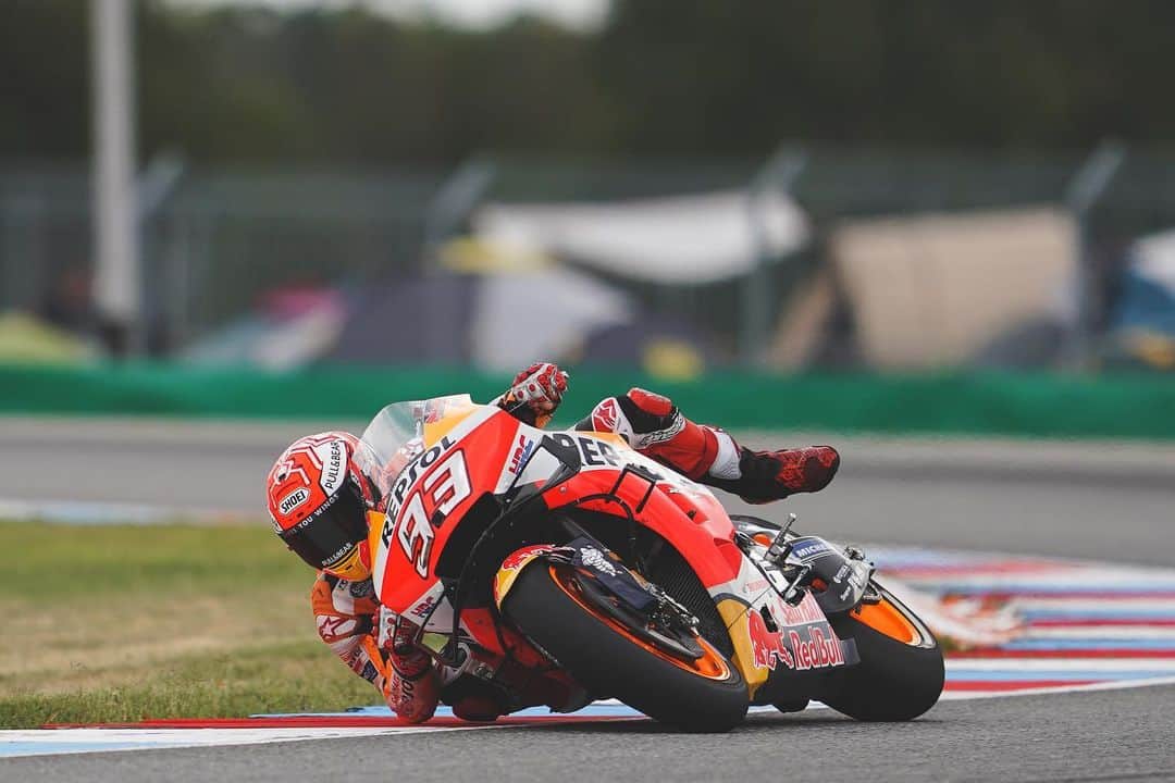 レプソル・ホンダのインスタグラム：「On the elbow. #JustMarquezThings」