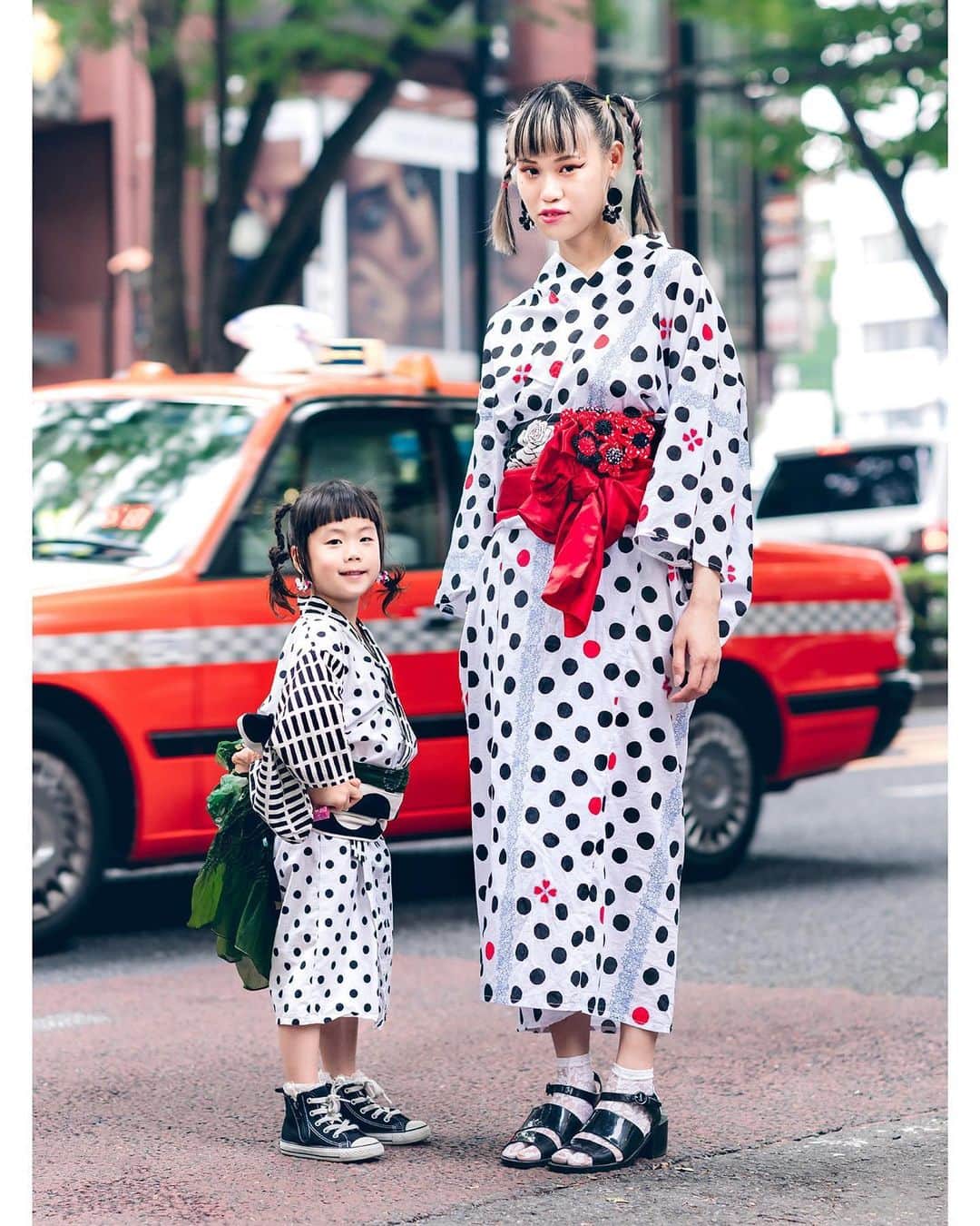 Harajuku Japanさんのインスタグラム写真 - (Harajuku JapanInstagram)「Tokyo-based jewelry designer Tsumire (@tsumire1224) and her 4-year-old daughter Ivy (@ivybabytokyo) on the street in Harajuku wearing summer yukata (Ivy’s is hand made) with @TheIvyTokyo earrings, American Apparel sandals, and Converse high tops.」8月3日 0時10分 - tokyofashion