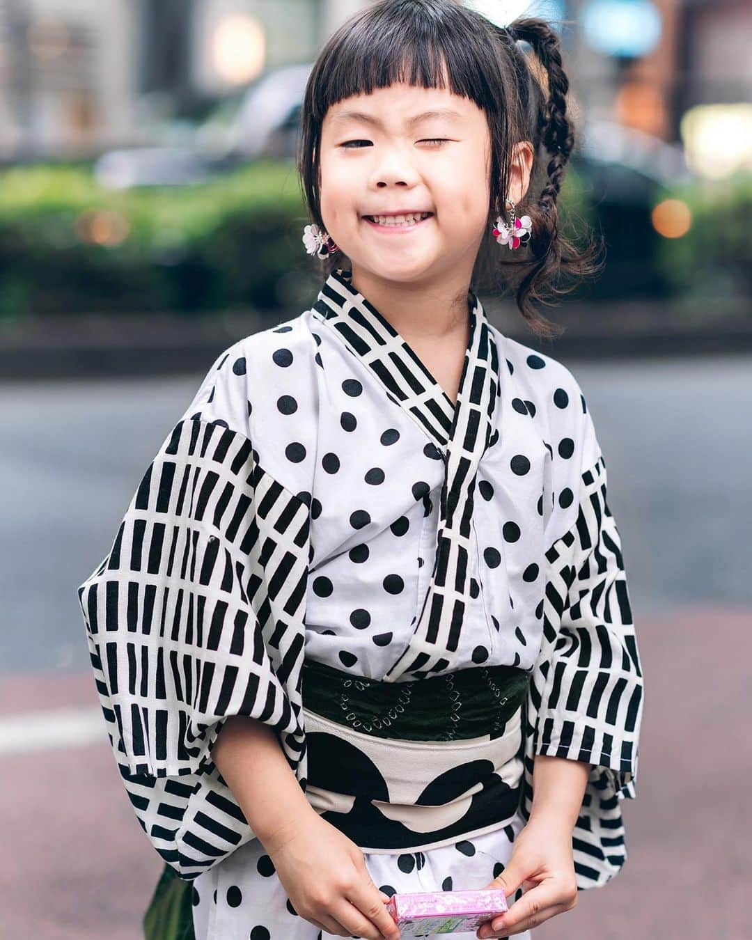 Harajuku Japanさんのインスタグラム写真 - (Harajuku JapanInstagram)「Tokyo-based jewelry designer Tsumire (@tsumire1224) and her 4-year-old daughter Ivy (@ivybabytokyo) on the street in Harajuku wearing summer yukata (Ivy’s is hand made) with @TheIvyTokyo earrings, American Apparel sandals, and Converse high tops.」8月3日 0時10分 - tokyofashion