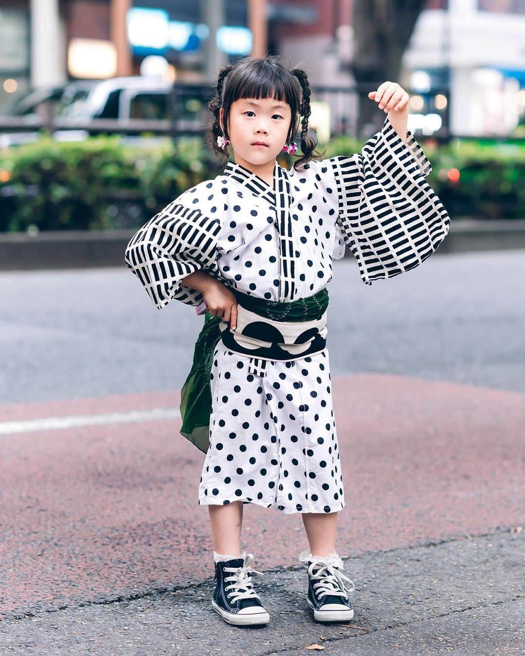 Harajuku Japanさんのインスタグラム写真 - (Harajuku JapanInstagram)「Tokyo-based jewelry designer Tsumire (@tsumire1224) and her 4-year-old daughter Ivy (@ivybabytokyo) on the street in Harajuku wearing summer yukata (Ivy’s is hand made) with @TheIvyTokyo earrings, American Apparel sandals, and Converse high tops.」8月3日 0時10分 - tokyofashion