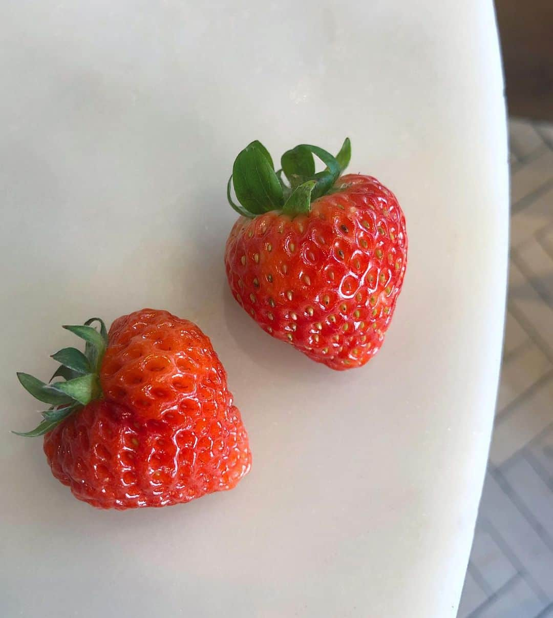 DOMINIQUE ANSEL BAKERYさんのインスタグラム写真 - (DOMINIQUE ANSEL BAKERYInstagram)「(Update: tickets are sold out, thank you everyone! 🙌) Our @oishii.berry Omakase Strawberry Sando, with sweet and fragrant Japanese strawberries grown in a vertical farm just a few short miles away, with creamy vanilla Chantilly and our homemade chiffon bread with a hint of lemon. I’ll be hosting a small private aperitivo tasting at the Soho Bakery on Friday, Aug 16 from 6:30-8pm, along with Lillet cocktails and a few other sweet treats. Tickets are very limited and launch TODAY at NOON at dominiqueanselxoishii.eventbrite.com (link in bio ⬆️). See you there. 😎🍓🍹 #omakaseberry」8月3日 0時10分 - dominiqueansel