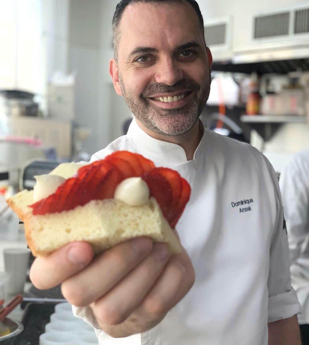 DOMINIQUE ANSEL BAKERYさんのインスタグラム写真 - (DOMINIQUE ANSEL BAKERYInstagram)「(Update: tickets are sold out, thank you everyone! 🙌) Our @oishii.berry Omakase Strawberry Sando, with sweet and fragrant Japanese strawberries grown in a vertical farm just a few short miles away, with creamy vanilla Chantilly and our homemade chiffon bread with a hint of lemon. I’ll be hosting a small private aperitivo tasting at the Soho Bakery on Friday, Aug 16 from 6:30-8pm, along with Lillet cocktails and a few other sweet treats. Tickets are very limited and launch TODAY at NOON at dominiqueanselxoishii.eventbrite.com (link in bio ⬆️). See you there. 😎🍓🍹 #omakaseberry」8月3日 0時10分 - dominiqueansel