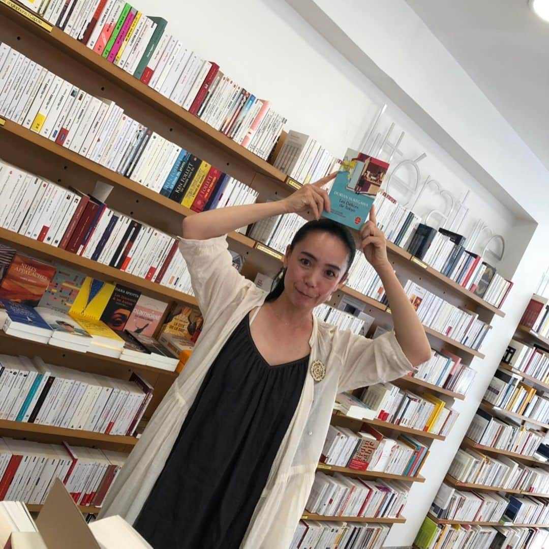 河瀬直美さんのインスタグラム写真 - (河瀬直美Instagram)「編集室の近くの可愛い本屋さんに、ドリアン助川さんの本がありました。 『あん』 フランスの方には絶大な人気がありますね。どら焼き食べたくなっちゃった。  This book store has "AN" the author by Drian Sukegawa. It's very popular in France, I want to eat a Drayaki now!  #ドリアン助川  #樹木希林 #lesdelicesdetokyo #AN #sweet bean」8月3日 0時17分 - naomi.kawase