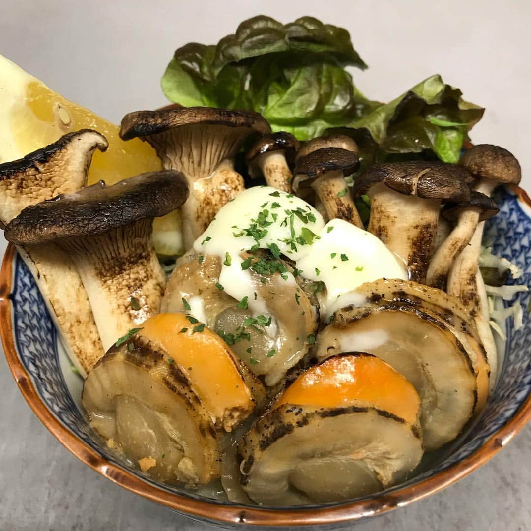 鶏魚 谷町のインスタグラム：「鶏魚です！しーちゃんです🎶 新メニューが今週より始まっております*\(^o^)/* どうぞ、ご賞味あれ♡ #新メニュー #帆立とキノコのバター炒め #鶏魚 #大阪 #谷町四丁目 #駅近 #セルフ飲み放題 #地域最安値 #コース #座敷 #個室 #貝盛り放題 #ガンガン焼き #あさり #はまぐり #ホンビノス貝 #牡蠣 #さざえ #飲み会 #女将」