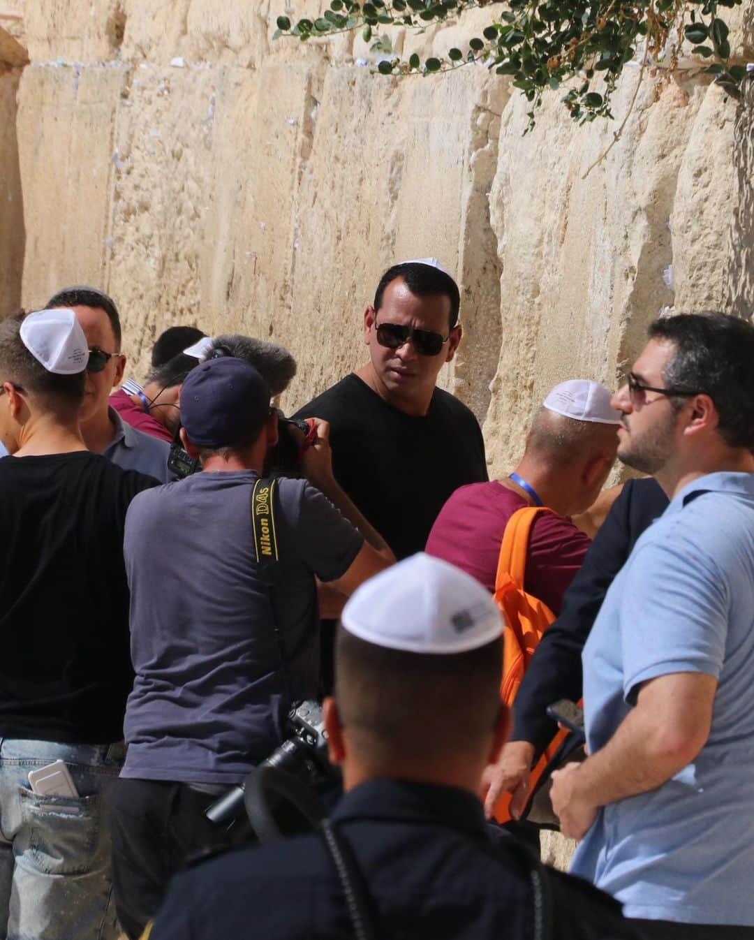 Just Jaredさんのインスタグラム写真 - (Just JaredInstagram)「@jlo and @arod visit the #WesternWall while sightseeing in Jerusalem. #JenniferLopez #AlexRodriguez Photos: Splash News」8月3日 0時27分 - justjared