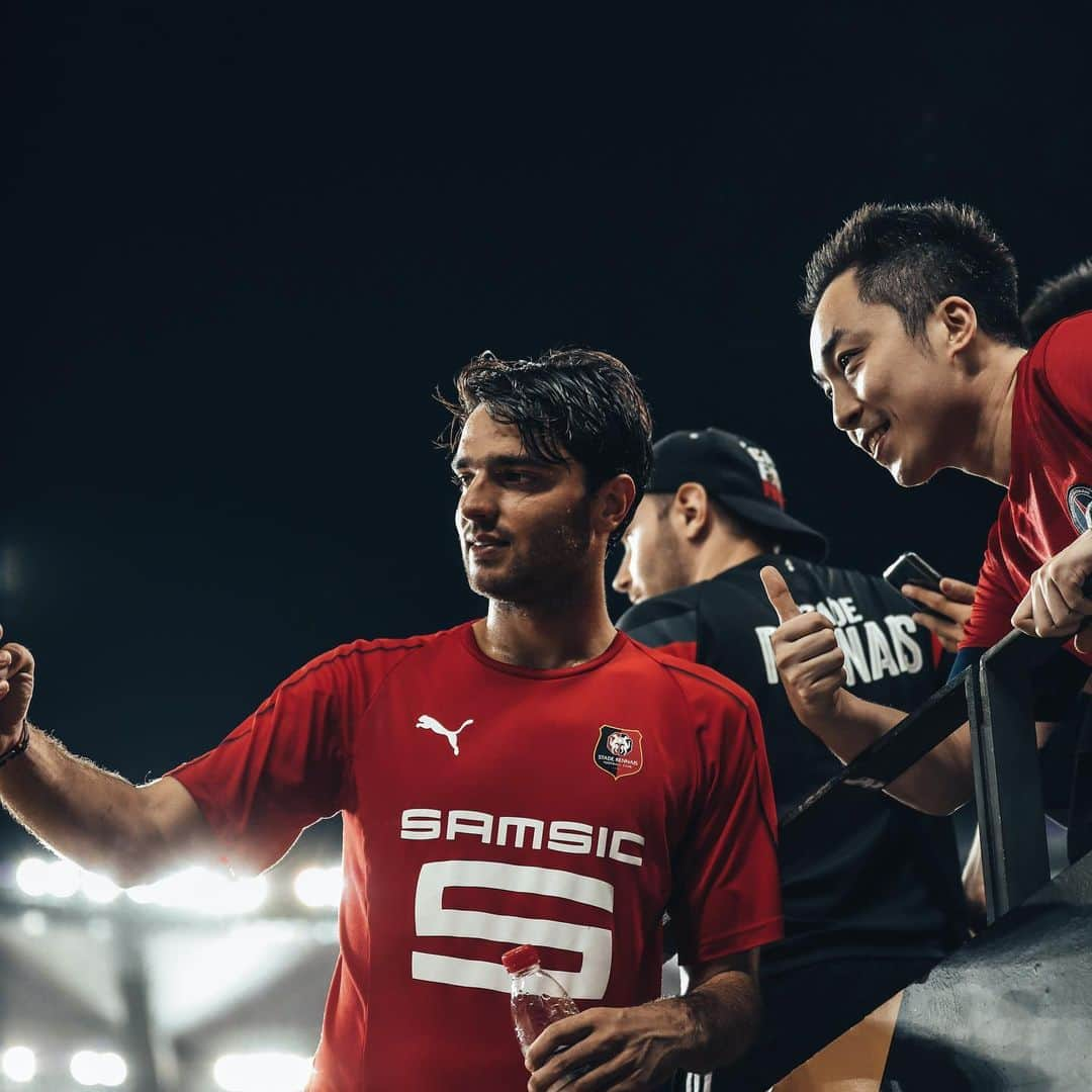 リーグ・アンさんのインスタグラム写真 - (リーグ・アンInstagram)「✍️ Les joueurs du @staderennaisfc ont été accueillis par leur supporters ! . #TDC2019 #Chine #Shenzhen #Rennes #SRFC #Ligue1Conforama」8月3日 0時40分 - ligue1ubereats