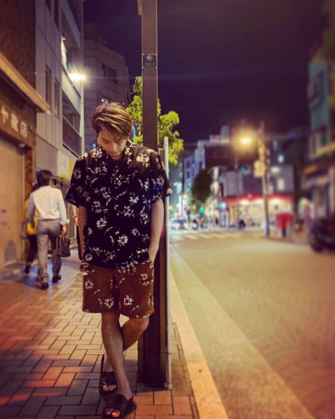 荒木駿平のインスタグラム：「. . . inputしてoutputしてinputして♻️ . 新しい事に挑戦しながら今あるものをもっともっとクオリティ上げていこう🔥 . @pink_mirror9 さんありがとうございます！！ この @mirror9official セット激かわすぎます🤙🌺 . #挑戦 #mirror9  九州公演に向けて調整挑戦‼︎‼︎」