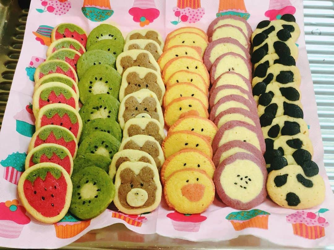のインスタグラム：「#あやぽんcooking ・ #アイスボックスクッキー 🍪 6種類つくったよ💖💖 ・ 🍓🥝🐻🐤🍠🐼 ・ パンダwwwww ・ 8/3(土)撮影会 @フレッシュアキバササゲ チェキ撮ってくれた方にプレゼント❣️ https://www.fresh-club.net/project/detail/1570 ・ #ミスFLASH2020  投票してね❤️ チェキも投票に含まれますっ🌟 ・ ・ 本日の人気投票お願いします！ https://miss-flash.jp/vote/detail/47 ・ #FLASH #ミスFLASH #クッキー #手作りクッキー #カラフル #colorful #カラフルクッキー #金太郎クッキー #cookie  #オシャレインスタ #手作り  #shooting #셀카 #미소녀 #일본인  #非常好 #摄影 #塚田綾佳」