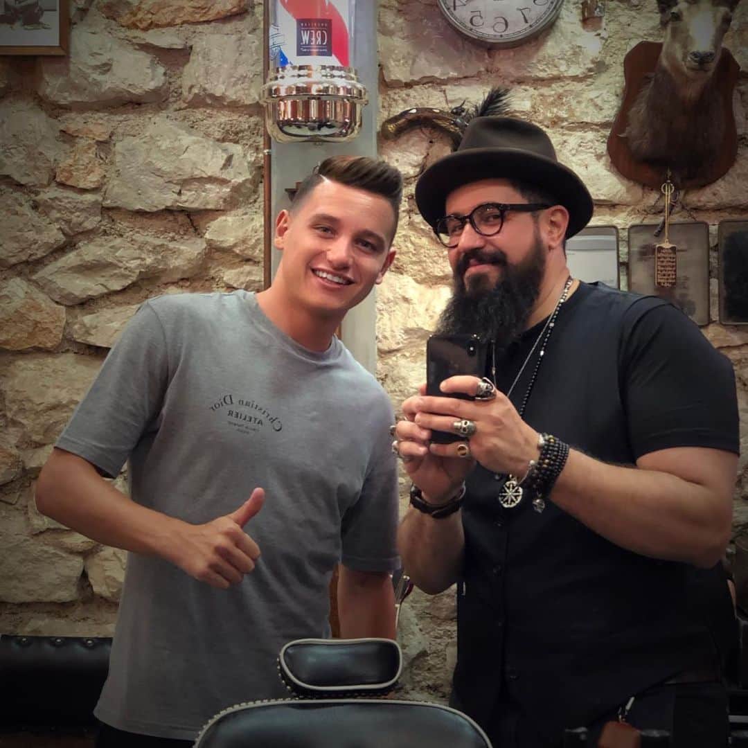 フロリアン・トヴァンのインスタグラム：「Le chirurgien 🤣 @lebarbierdemarseille mon ami 👏🏻」