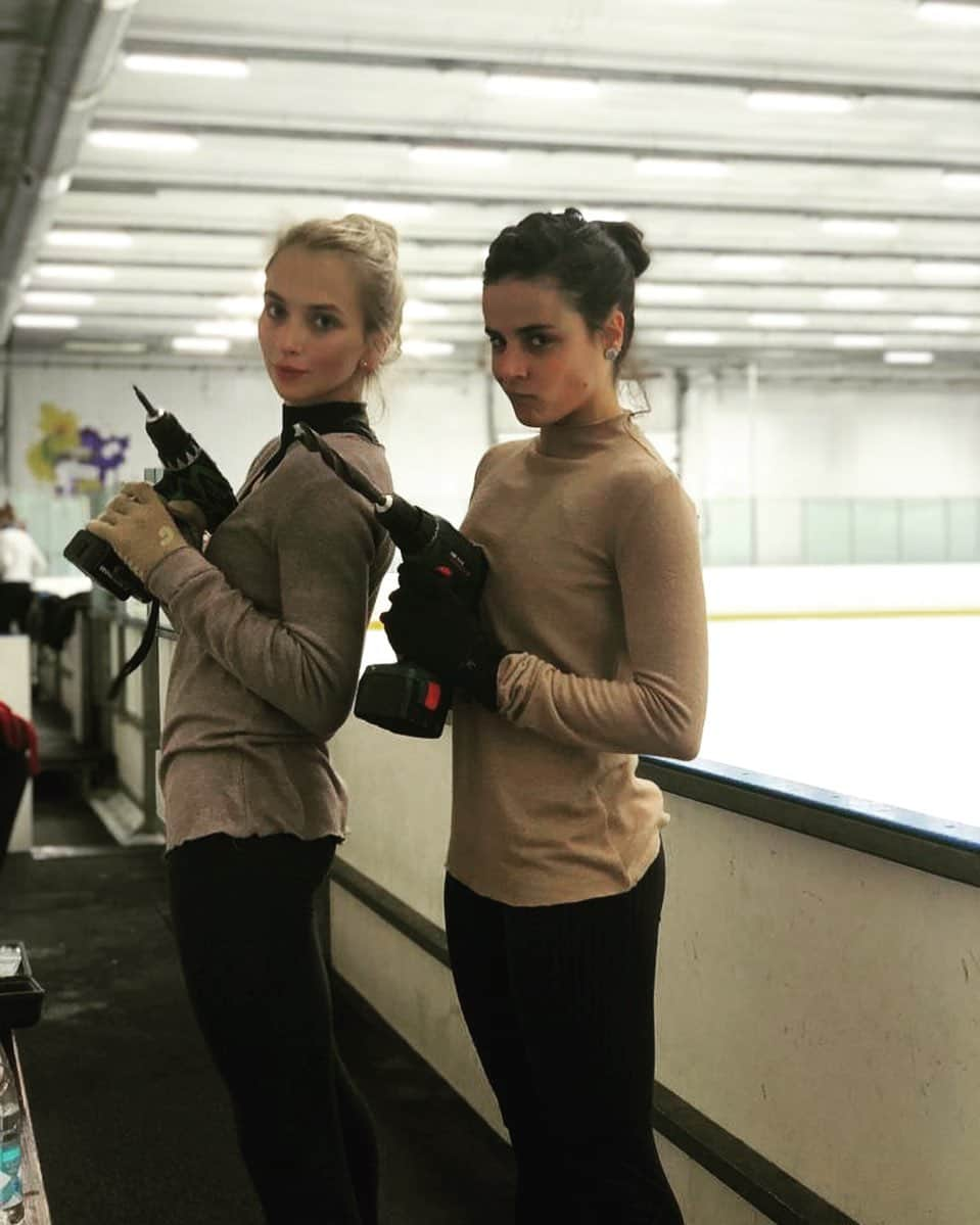 ヴィクトリヤ・シニツィナさんのインスタグラム写真 - (ヴィクトリヤ・シニツィナInstagram)「Love this photo with this girl😘❤️ @sarasobrehielo  #figureskating #victoriasinitsina #russia🇷🇺 #spain🇪🇸」8月3日 0時33分 - victoria_sinitsina