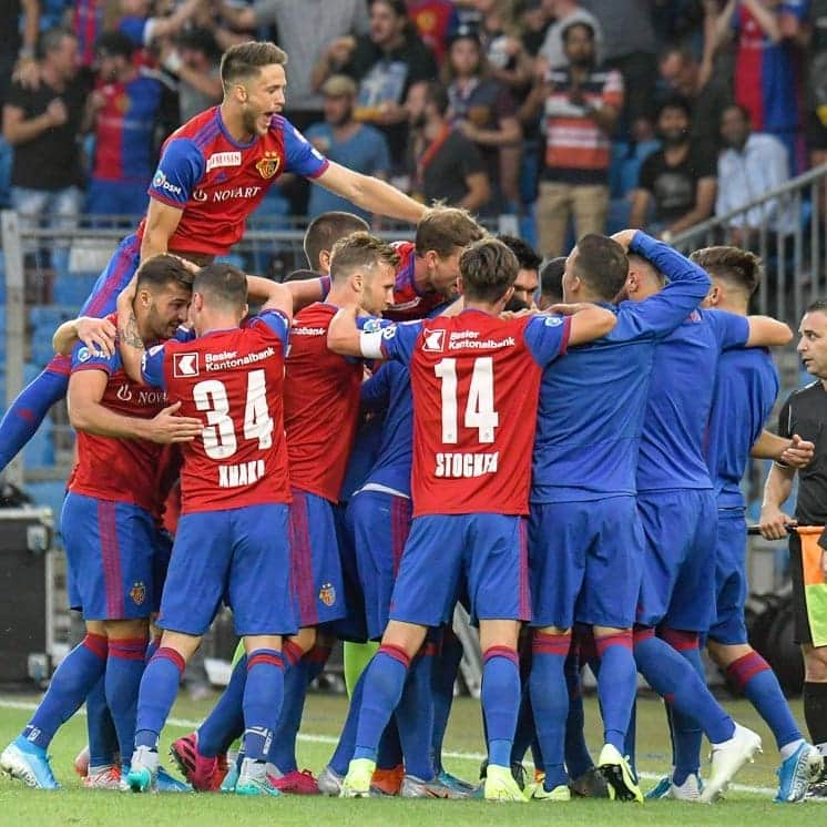 ヴァレンティン・シュトッカーのインスタグラム：「Squad ❤💙💪🏼 Next: vs. FC Thun ⚽ #VS14 #allezusammen #fight @fcbasel1893」