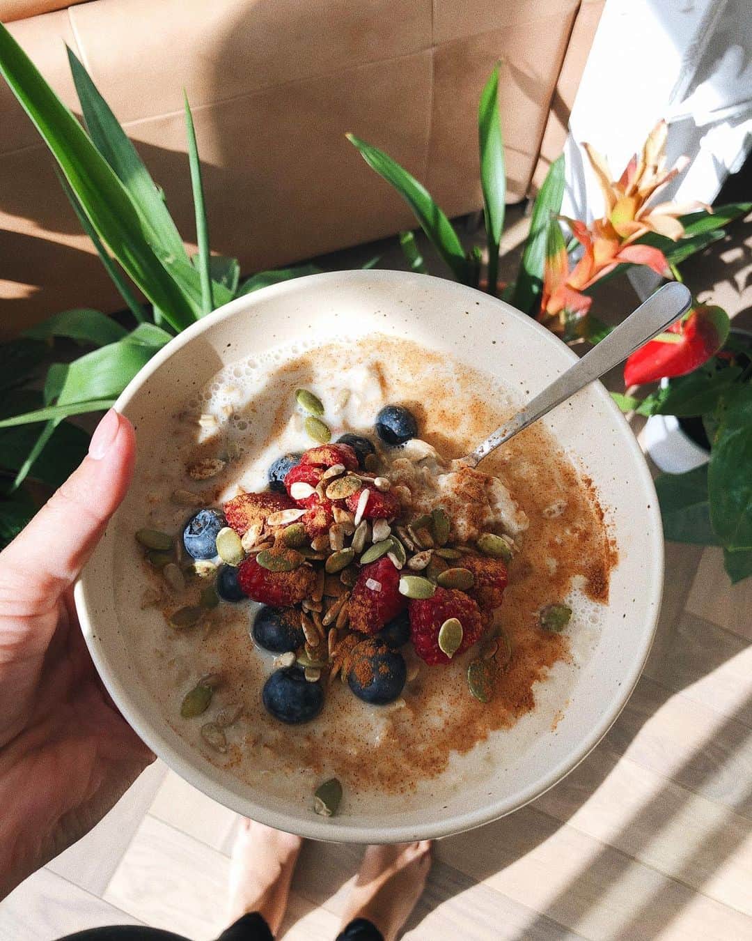 Estée Lalondeのインスタグラム：「My lovely breakfast and my lovely plants 🌱❤️」