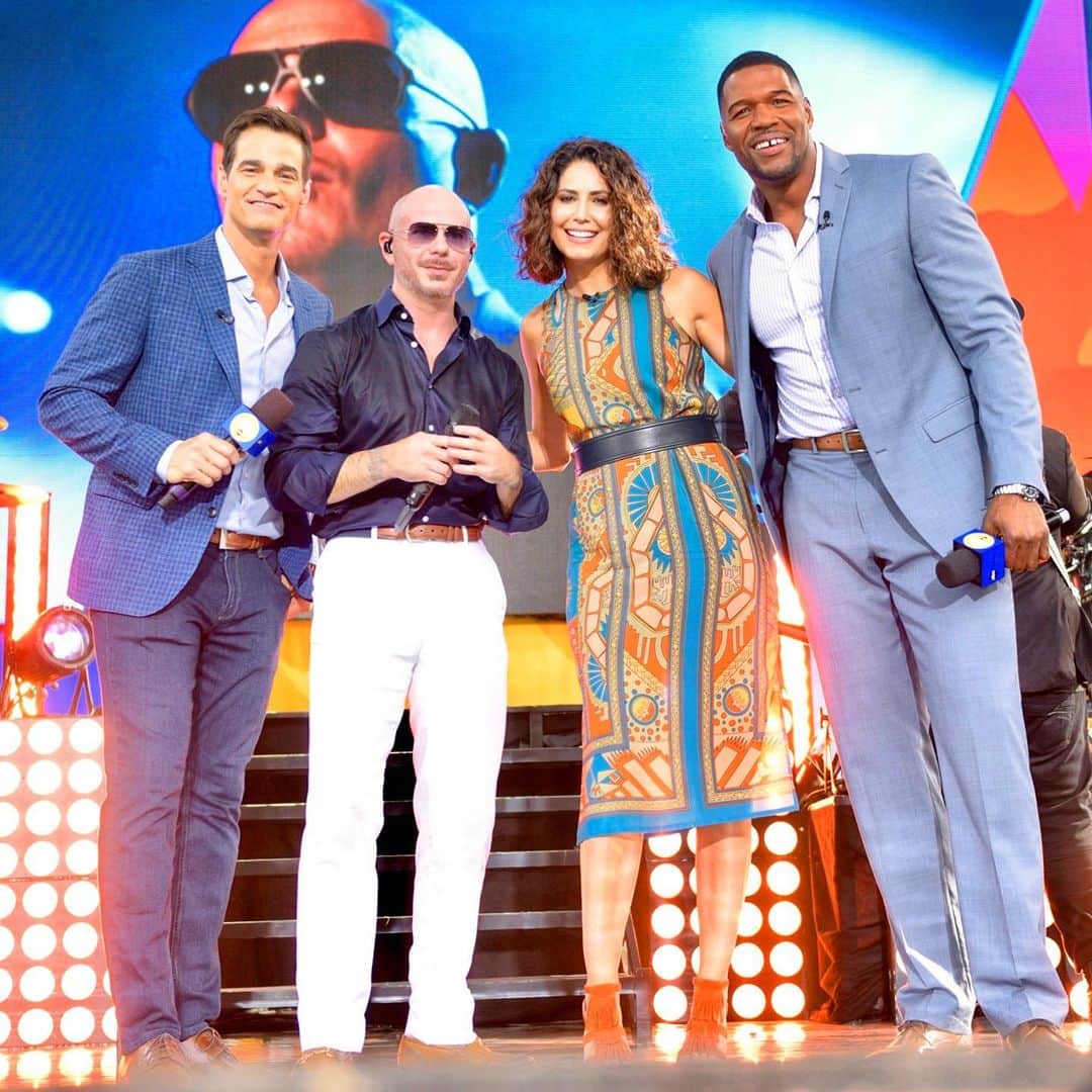 Good Morning Americaさんのインスタグラム写真 - (Good Morning AmericaInstagram)「No better way to kick off the weekend than with a party with @pitbull in Central Park! 🎤 Link in bio for full performances. #PITBULLonGMA (📸: @paulalobo / ABC)」8月3日 0時35分 - goodmorningamerica