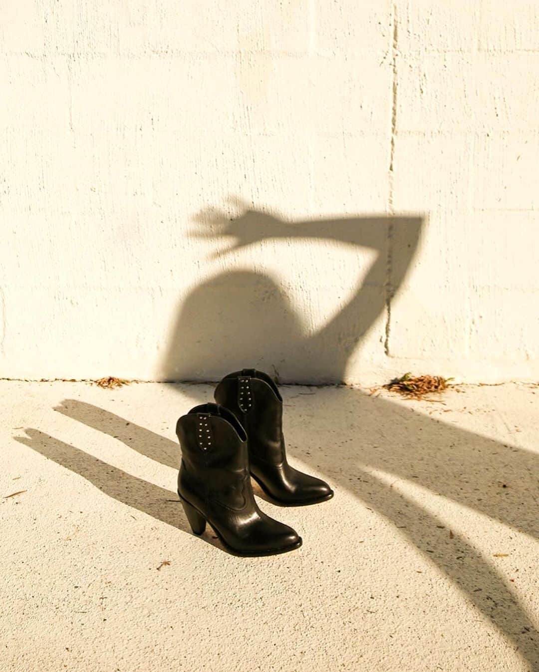 ペイジさんのインスタグラム写真 - (ペイジInstagram)「Playing hooky in the Wendy Boots. // @olivecooke in the Cicely Dress and Wendy Boots in Black #myPAIGEpair」8月3日 0時39分 - paige