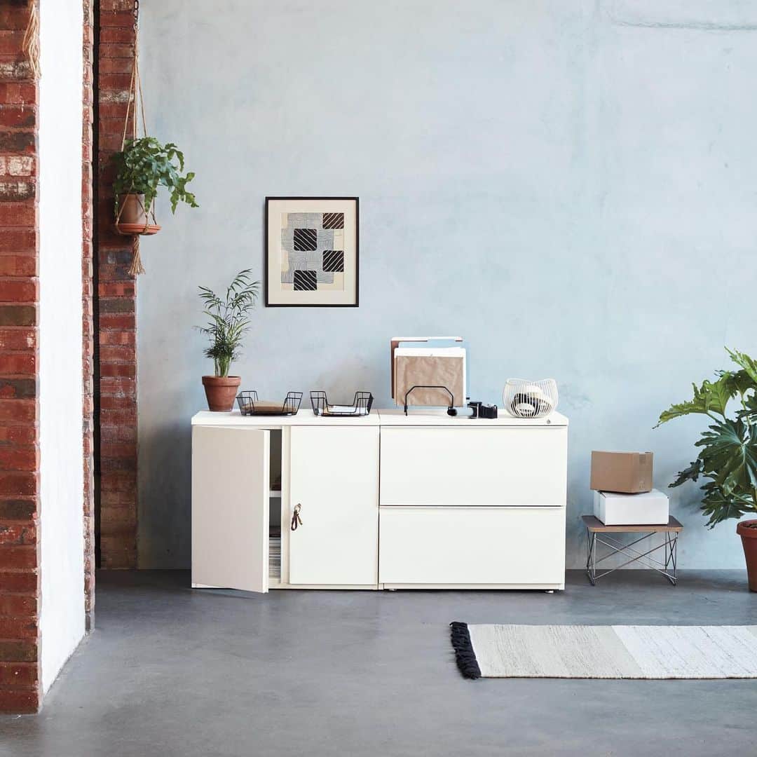 Herman Miller （ハーマンミラー）さんのインスタグラム写真 - (Herman Miller （ハーマンミラー）Instagram)「Want storage so sleek and well-designed you forget it’s there? We have the most intuitive storage solutions for your small office—from file cabinets to bag storage to desktop organizers. Find the solution that works for you. Register with our Small Business Program for 10% off office purchases. Link in bio.」8月3日 0時44分 - hermanmiller