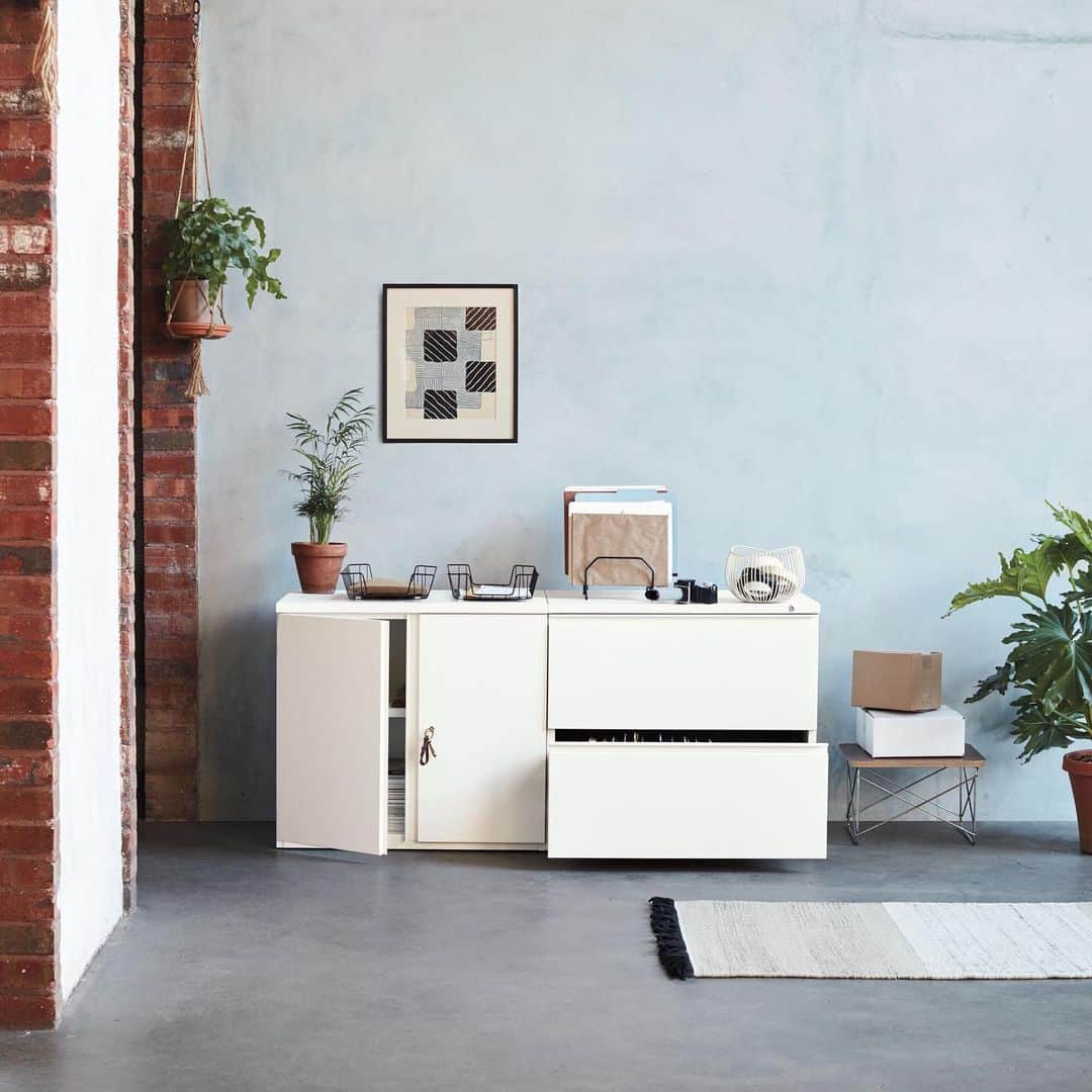 Herman Miller （ハーマンミラー）さんのインスタグラム写真 - (Herman Miller （ハーマンミラー）Instagram)「Want storage so sleek and well-designed you forget it’s there? We have the most intuitive storage solutions for your small office—from file cabinets to bag storage to desktop organizers. Find the solution that works for you. Register with our Small Business Program for 10% off office purchases. Link in bio.」8月3日 0時44分 - hermanmiller