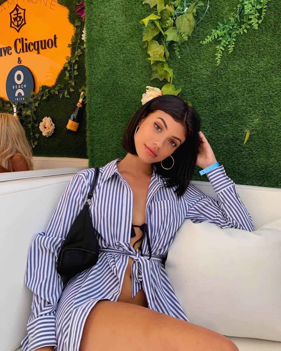 ケルシーのインスタグラム：「not sure if this was the most appropriate beach club outfit @revolve」