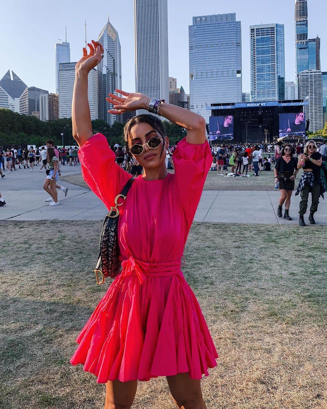 Camila Coelhoさんのインスタグラム写真 - (Camila CoelhoInstagram)「#Lollapalooza for the first time 🎵🎶 and I’m so happy to be here! As you guys know I LOVE music & dancing and I get so hyped and “free” when enjoying music alongside thousands of people! (Loved the fact that the festival happens in the middle of the city, and the skyline is the backdrop of it all - so dreamy)! Who’s coming? #festivaldays #ootd #Chicago ————- Primeira vez no Lollapalooza de Chicago e tô super animada em estar aqui!!! Amei que o festival acontece no meio da cidade, com os prédios de fundo - uma vibe muito maraaa! Alguém vem?」8月3日 0時57分 - camilacoelho