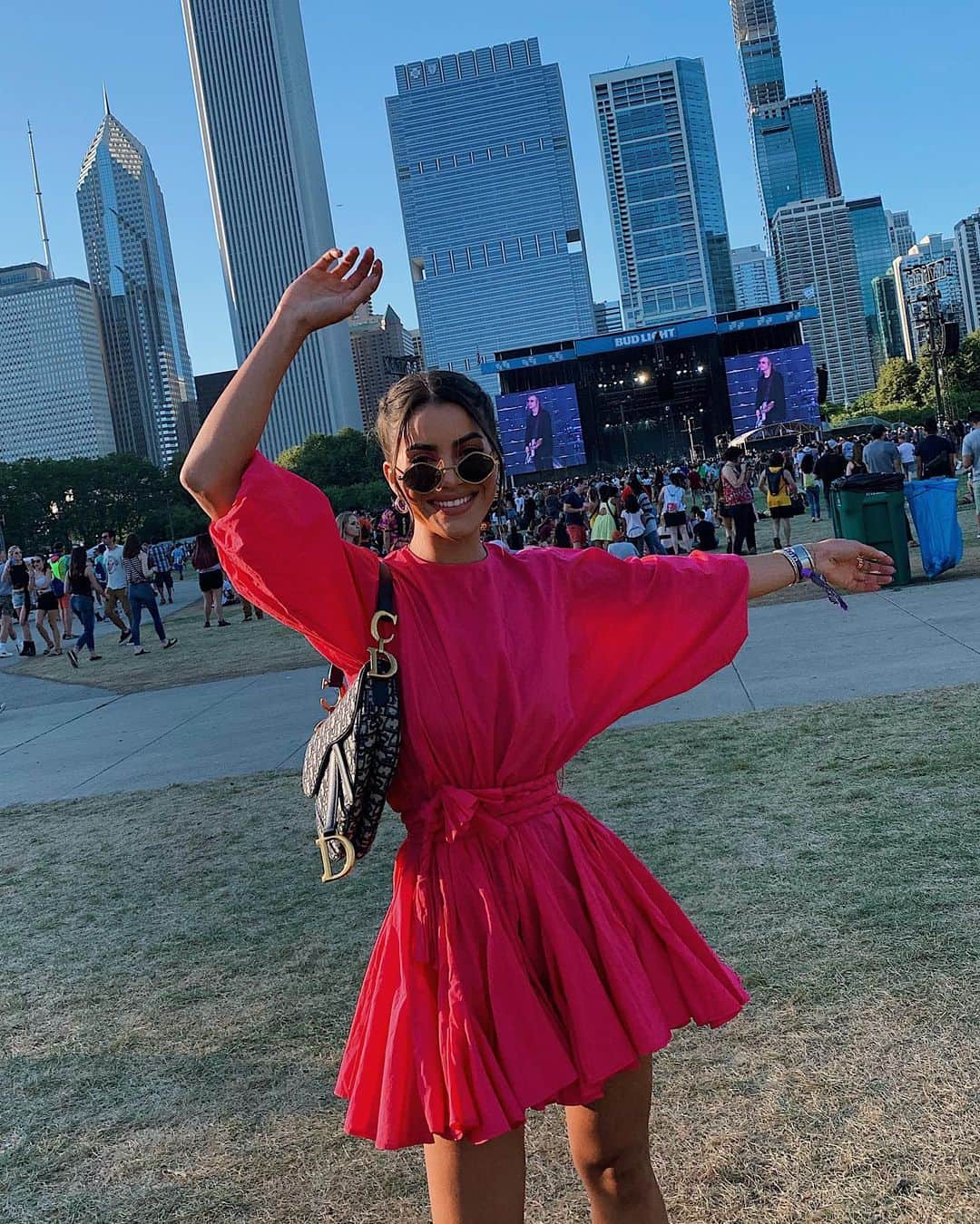 Camila Coelhoさんのインスタグラム写真 - (Camila CoelhoInstagram)「#Lollapalooza for the first time 🎵🎶 and I’m so happy to be here! As you guys know I LOVE music & dancing and I get so hyped and “free” when enjoying music alongside thousands of people! (Loved the fact that the festival happens in the middle of the city, and the skyline is the backdrop of it all - so dreamy)! Who’s coming? #festivaldays #ootd #Chicago ————- Primeira vez no Lollapalooza de Chicago e tô super animada em estar aqui!!! Amei que o festival acontece no meio da cidade, com os prédios de fundo - uma vibe muito maraaa! Alguém vem?」8月3日 0時57分 - camilacoelho