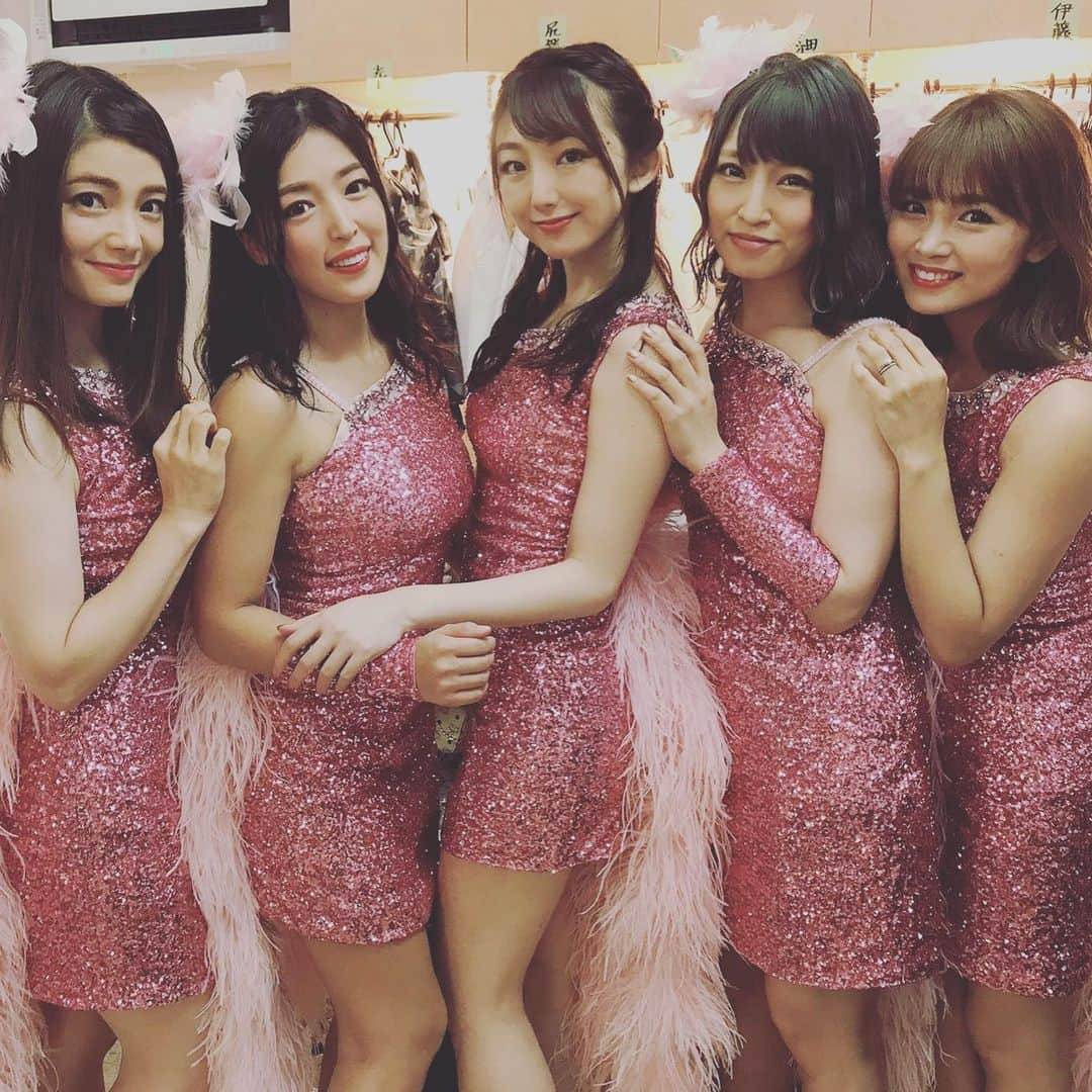 三ツ井裕美さんのインスタグラム写真 - (三ツ井裕美Instagram)「誘惑のガーター公演は1曲目のSaturday night partyは5人、2曲目のNeverは10人、3曲目のBlack boyで18人とどんどん増えていく構成になっていて、私はいつも3曲目から出ていました。 ・ 今回は1曲目に出ていたチェンちゃんが出演できなかったのでそのポジションを初めて務めさせていただいたのですが、 後ろ向きでスタンバイしていて、幕が開いていく時のお客さんの熱気を背中で感じる瞬間、1人ずつ振り返る時の緊張感というものを初めて体験しました。 ・ あまりにもドキドキして背中の後ろ(お客さん側)に添えている手が少し震えてたから、バレないように必死に指先に力を入れていました。 ・ 沢山やらせていただいた公演だったけど、今回初めて感じる瞬間というものが沢山ありました。 ・ そして、18人でBlack boyを歌い終えた瞬間のやり切った感w とお客さんの温かい拍手と歓声は当時も凄かったけど、昨日は今までで1番凄かった気がします。」8月3日 0時59分 - hiromi__km