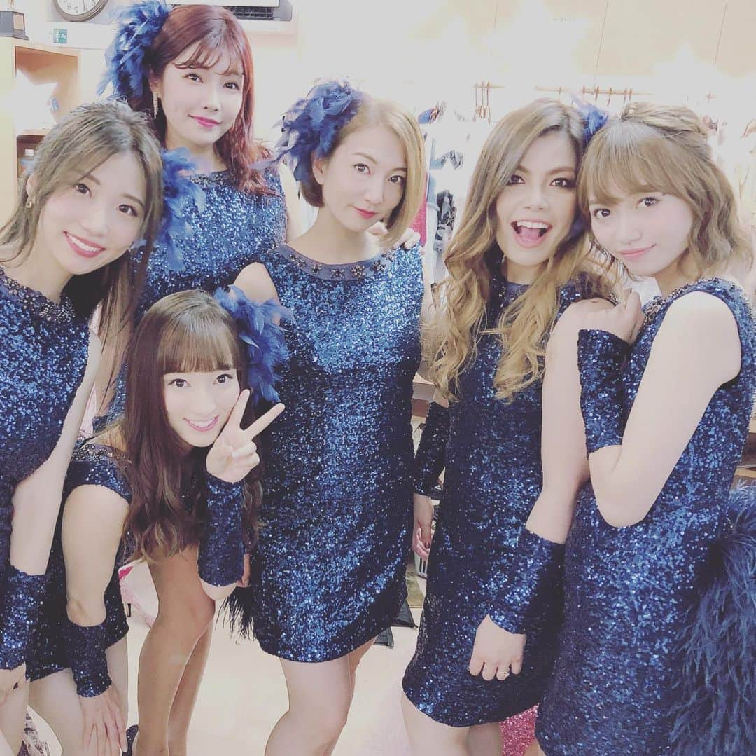 三ツ井裕美さんのインスタグラム写真 - (三ツ井裕美Instagram)「誘惑のガーター公演は1曲目のSaturday night partyは5人、2曲目のNeverは10人、3曲目のBlack boyで18人とどんどん増えていく構成になっていて、私はいつも3曲目から出ていました。 ・ 今回は1曲目に出ていたチェンちゃんが出演できなかったのでそのポジションを初めて務めさせていただいたのですが、 後ろ向きでスタンバイしていて、幕が開いていく時のお客さんの熱気を背中で感じる瞬間、1人ずつ振り返る時の緊張感というものを初めて体験しました。 ・ あまりにもドキドキして背中の後ろ(お客さん側)に添えている手が少し震えてたから、バレないように必死に指先に力を入れていました。 ・ 沢山やらせていただいた公演だったけど、今回初めて感じる瞬間というものが沢山ありました。 ・ そして、18人でBlack boyを歌い終えた瞬間のやり切った感w とお客さんの温かい拍手と歓声は当時も凄かったけど、昨日は今までで1番凄かった気がします。」8月3日 0時59分 - hiromi__km