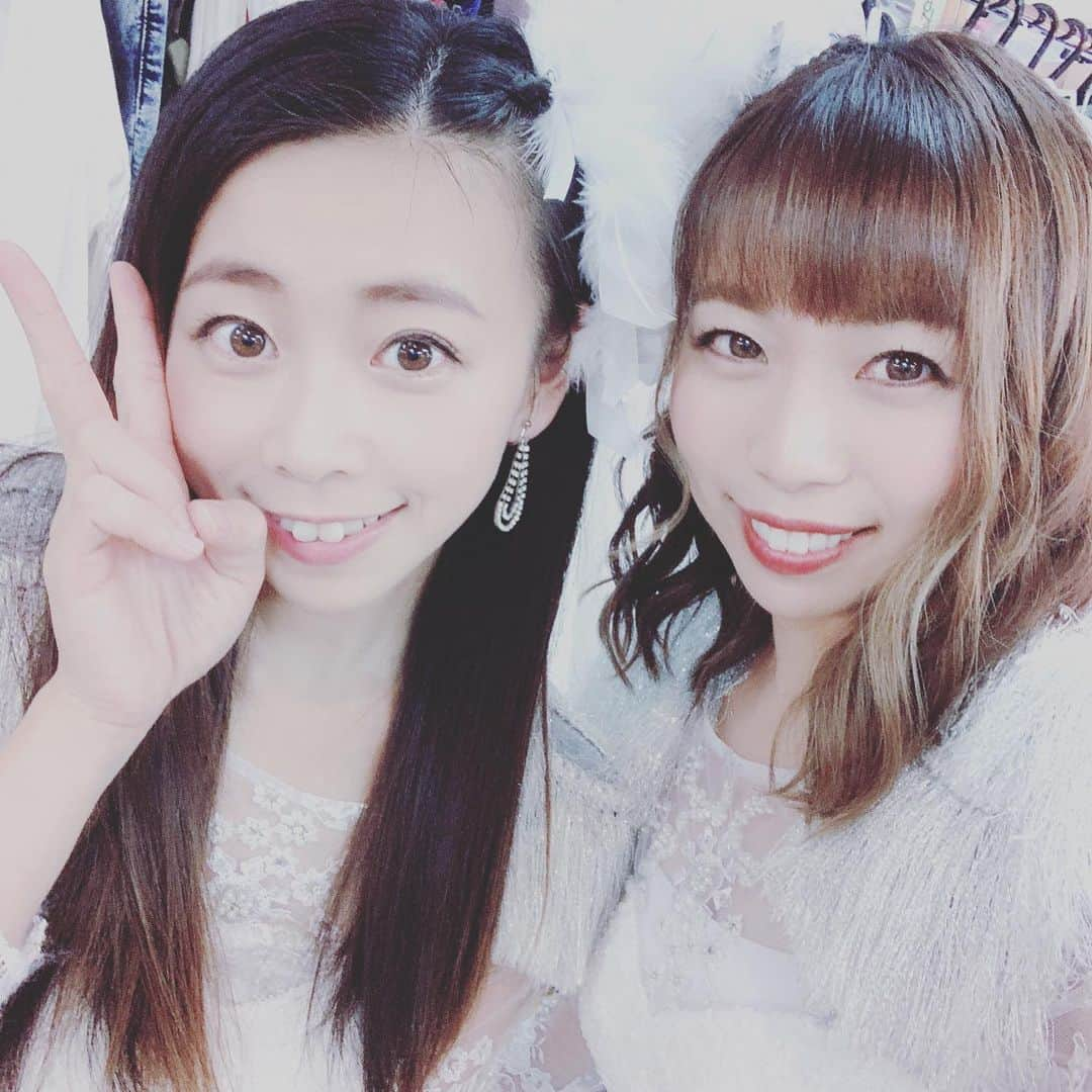 三ツ井裕美さんのインスタグラム写真 - (三ツ井裕美Instagram)「誘惑のガーター公演は1曲目のSaturday night partyは5人、2曲目のNeverは10人、3曲目のBlack boyで18人とどんどん増えていく構成になっていて、私はいつも3曲目から出ていました。 ・ 今回は1曲目に出ていたチェンちゃんが出演できなかったのでそのポジションを初めて務めさせていただいたのですが、 後ろ向きでスタンバイしていて、幕が開いていく時のお客さんの熱気を背中で感じる瞬間、1人ずつ振り返る時の緊張感というものを初めて体験しました。 ・ あまりにもドキドキして背中の後ろ(お客さん側)に添えている手が少し震えてたから、バレないように必死に指先に力を入れていました。 ・ 沢山やらせていただいた公演だったけど、今回初めて感じる瞬間というものが沢山ありました。 ・ そして、18人でBlack boyを歌い終えた瞬間のやり切った感w とお客さんの温かい拍手と歓声は当時も凄かったけど、昨日は今までで1番凄かった気がします。」8月3日 0時59分 - hiromi__km