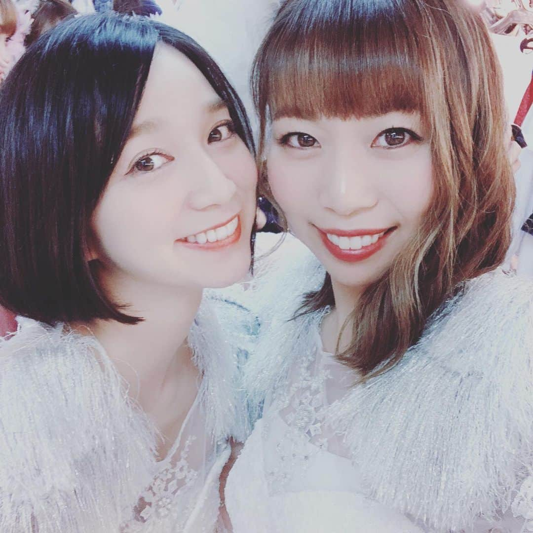 三ツ井裕美さんのインスタグラム写真 - (三ツ井裕美Instagram)「誘惑のガーター公演は1曲目のSaturday night partyは5人、2曲目のNeverは10人、3曲目のBlack boyで18人とどんどん増えていく構成になっていて、私はいつも3曲目から出ていました。 ・ 今回は1曲目に出ていたチェンちゃんが出演できなかったのでそのポジションを初めて務めさせていただいたのですが、 後ろ向きでスタンバイしていて、幕が開いていく時のお客さんの熱気を背中で感じる瞬間、1人ずつ振り返る時の緊張感というものを初めて体験しました。 ・ あまりにもドキドキして背中の後ろ(お客さん側)に添えている手が少し震えてたから、バレないように必死に指先に力を入れていました。 ・ 沢山やらせていただいた公演だったけど、今回初めて感じる瞬間というものが沢山ありました。 ・ そして、18人でBlack boyを歌い終えた瞬間のやり切った感w とお客さんの温かい拍手と歓声は当時も凄かったけど、昨日は今までで1番凄かった気がします。」8月3日 0時59分 - hiromi__km