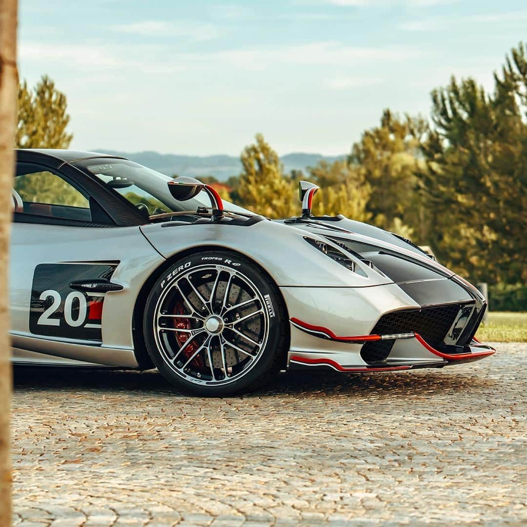 パガーニ・アウトモビリのインスタグラム：「The Pagani by Xtrac transverse seven-speed sequential gearbox allows all the power and exceptional reactivity of the Pagani V12 to be transferred to the road. This transversal structure not only helps save overall weight; it also allows polar inertia to drastically limit oversteering, typically dangerous in mid-engine cars.  #discoveringbc #transmission #pagani #huayra #roadsterbc」