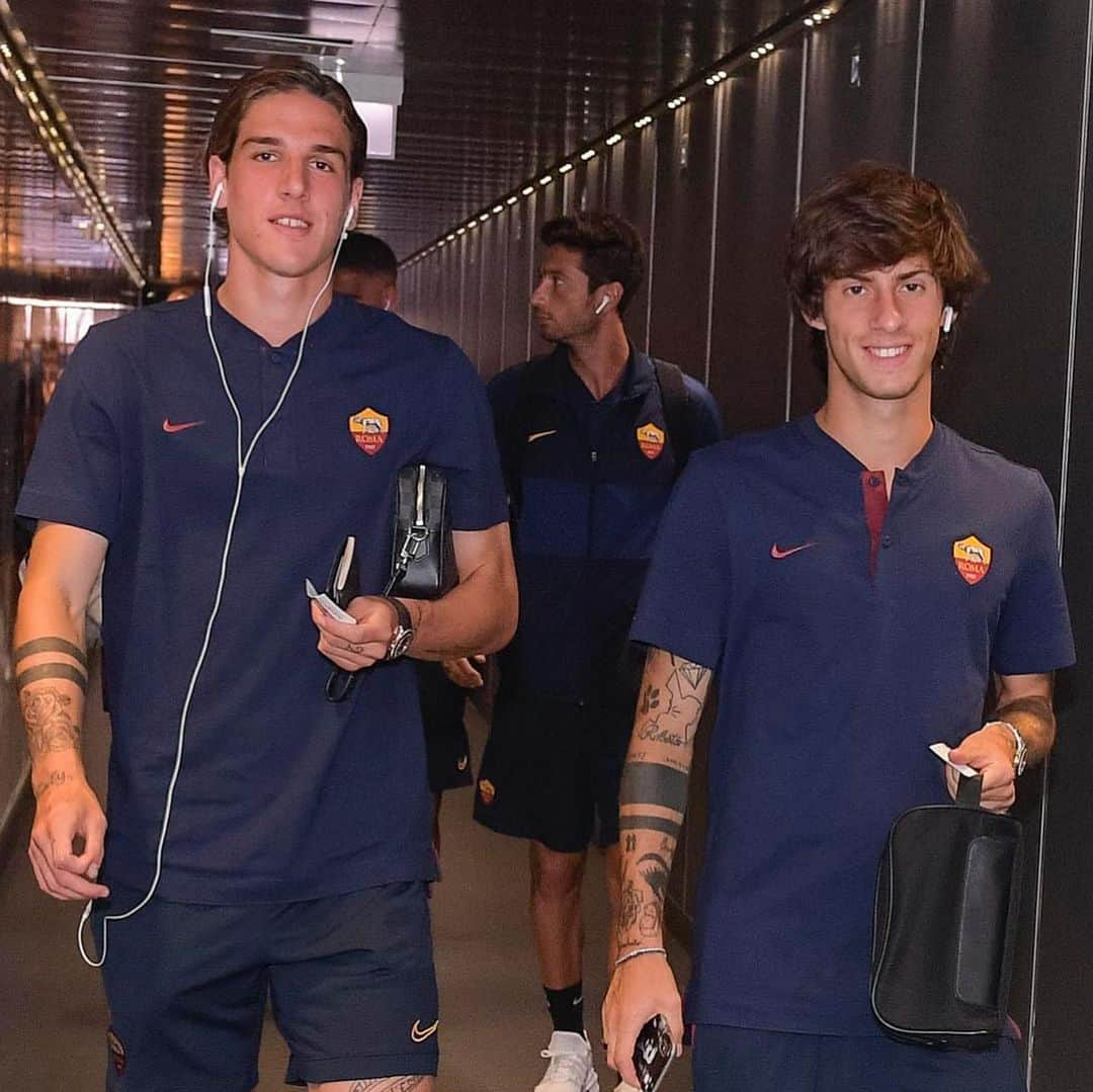 ASローマさんのインスタグラム写真 - (ASローマInstagram)「📍 Off to Lille! ✈️ #ASRoma 🇫🇷」8月3日 1時15分 - officialasroma