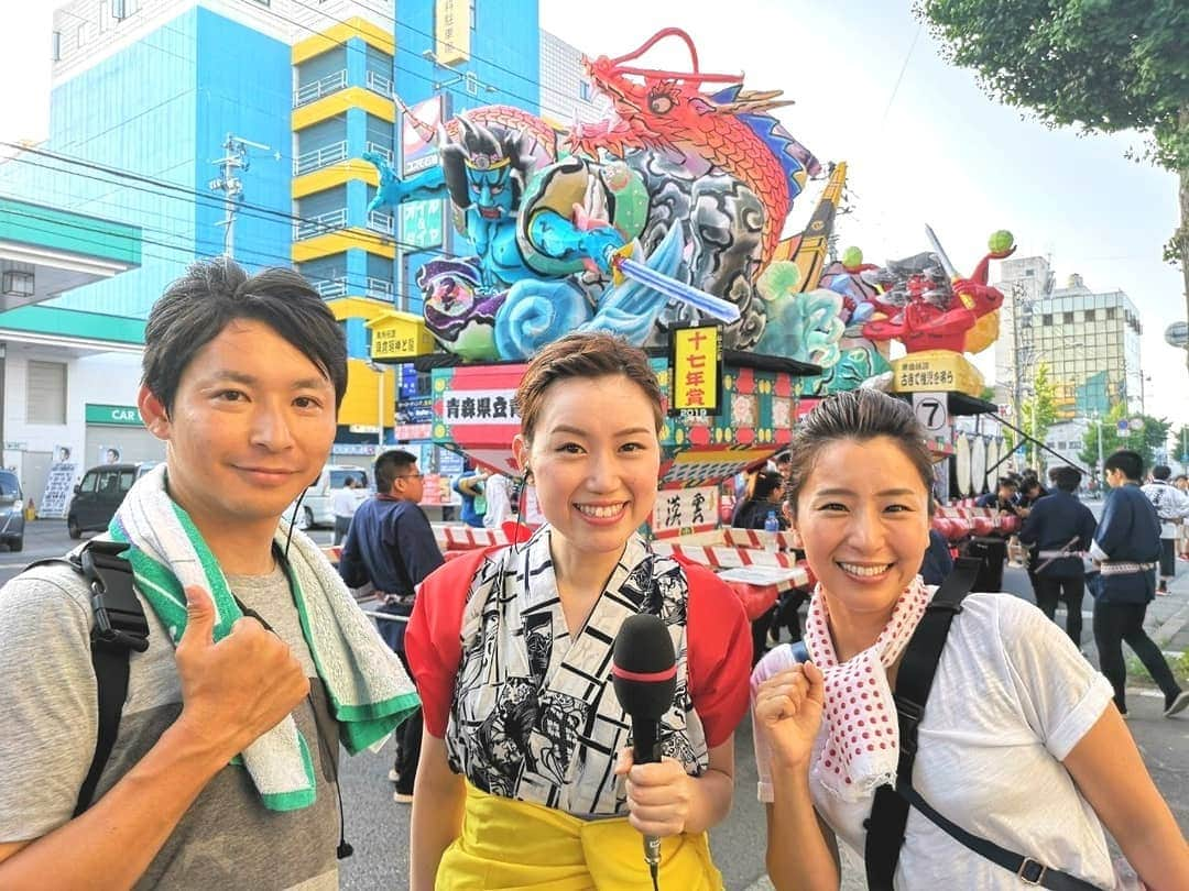 服部未佳さんのインスタグラム写真 - (服部未佳Instagram)「3夜連続夏祭り中継③青森ねぶた祭 きょう開幕しました🔥 リポーター:服部 ディレクター:木邨アナ FD:坂本アナ またまた新山さんに会いました😁  大型ねぶたはもちろん、明日まで出陣する子どもねぶた・担ぎねぶたにもぜひ注目を✨ 青森工業高校ねぶた部の担ぎねぶたをご紹介しました🎶 ねぶた師・内山龍星さんに弟子入りしている林くんを中心に、色合いや細かい作りにこだわって制作。カッコイイ！大型ねぶたに負けない盛り上がりでした😆  夏祭り中継はあっという間に最終日😭とっても楽しい3日間でした🎶ご覧くださった皆さま、ありがとうございました！ 明日のハッピィもぜひ見てくださいね〜😁 #青森ねぶた祭 #青森工業高校 #ねぶた部 #あどばるーん新山 さん #坂本佳子 アナ #木邨将太 アナ #跳人 #クリーミープリズン #3夜連続夏祭り中継 #スーパーJチャンネルABA」8月3日 1時09分 - mikahattori_aba