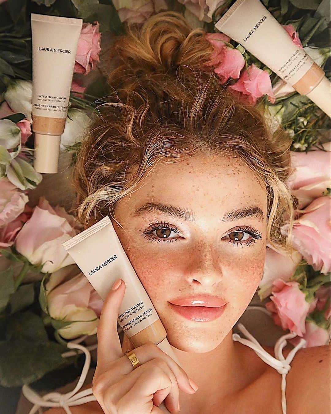 Kelsey Simoneさんのインスタグラム写真 - (Kelsey SimoneInstagram)「You already know how much I love the @lauramercier Tinted Moisturizer, but now it’s had a makeover and it’s more perfect than ever! It makes my skin look & feel like these rose petals 🌹 The tinted moisturizer now has a higher SPF of 30, a broader shade range, and amazing skincare benefits like Vitamin C&E! I filmed a natural makeup tutorial using the new TM, link is in my bio to watch and shop 💋」8月3日 1時10分 - k.els.e.y