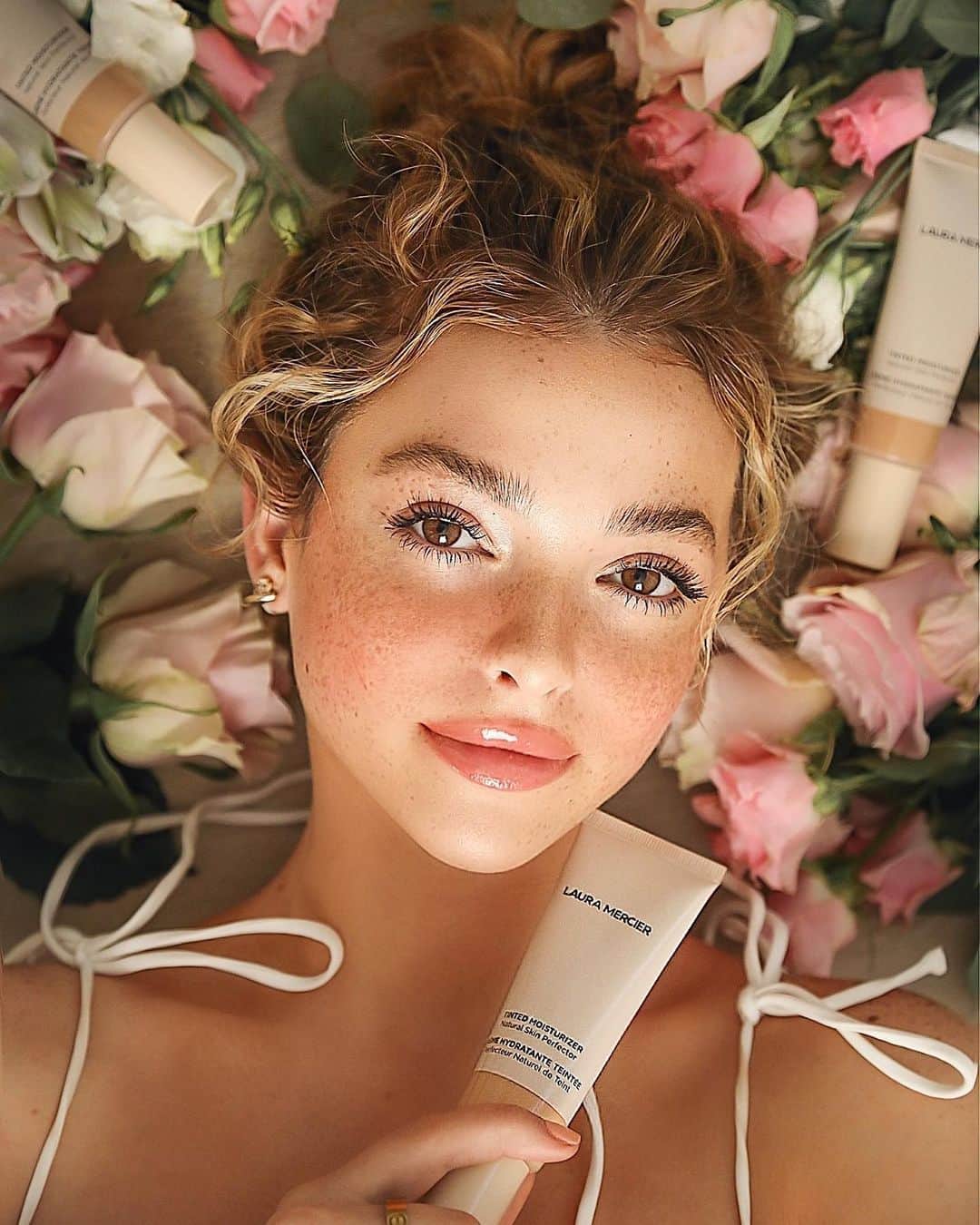 Kelsey Simoneさんのインスタグラム写真 - (Kelsey SimoneInstagram)「You already know how much I love the @lauramercier Tinted Moisturizer, but now it’s had a makeover and it’s more perfect than ever! It makes my skin look & feel like these rose petals 🌹 The tinted moisturizer now has a higher SPF of 30, a broader shade range, and amazing skincare benefits like Vitamin C&E! I filmed a natural makeup tutorial using the new TM, link is in my bio to watch and shop 💋」8月3日 1時10分 - k.els.e.y